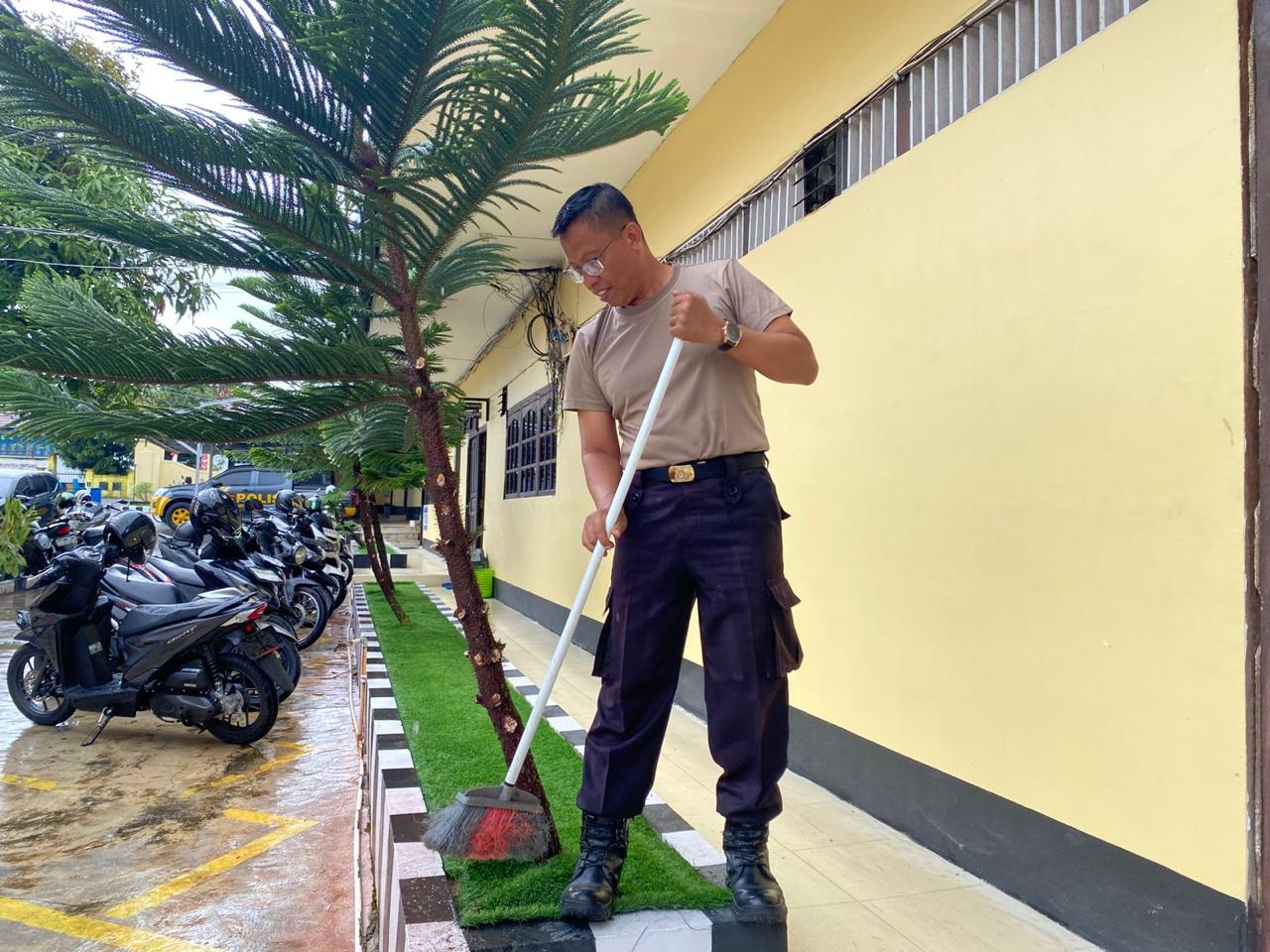 Tindaklanjuti Instruksi Presiden, Polres Sintang Laksanakan Kurvei Lingkungan Wujudkan Kantor Bersih dan Nyaman