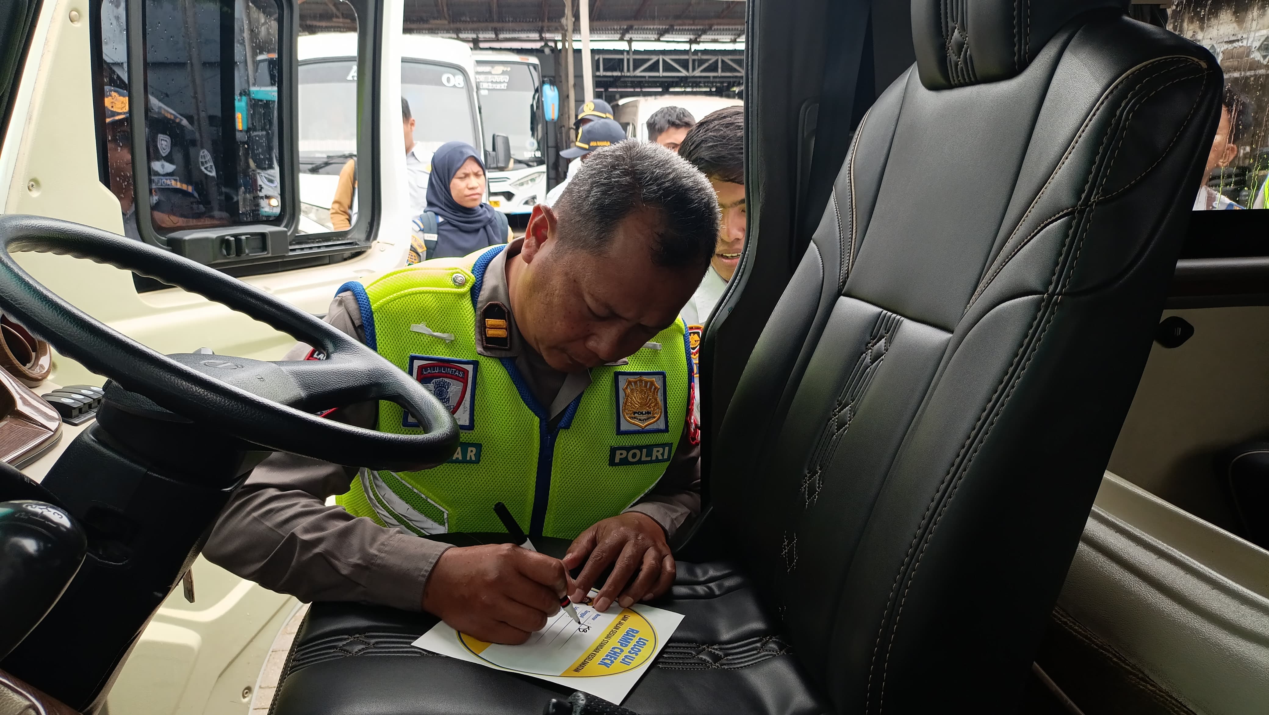 Wujudkan Perjalanan Aman, Tim Gabungan Periksa Kelaikan Armada dan Kesehatan Sopir di Pontianak