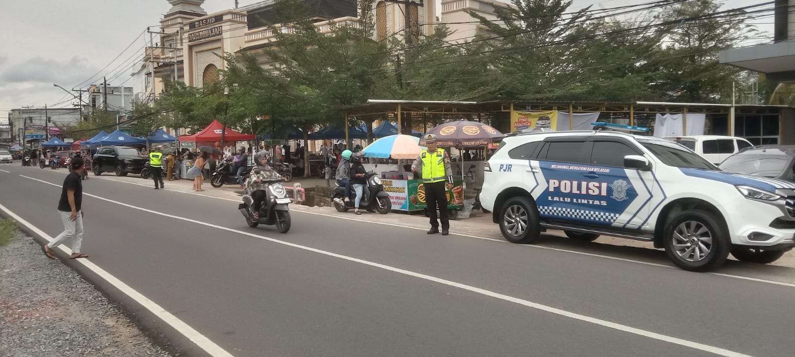 Jaga Kelancaran Berbagi Kebaikan, Satgas Preventif Ops Liong Amankan Titik Pembagian Takjil Polwan Polda Kalbar