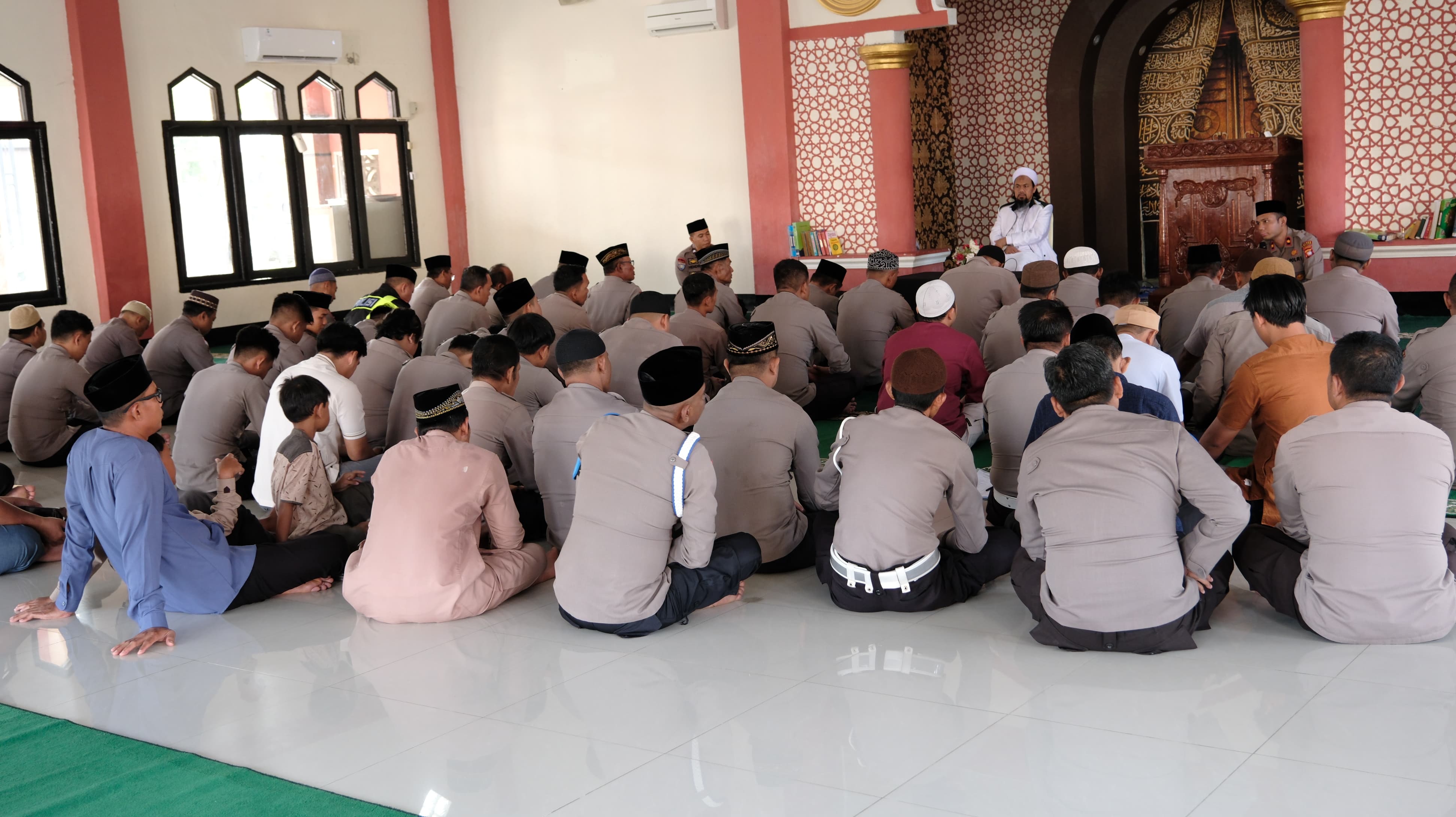 *Safari Dakwah Ustad Abdurohman Yusuf Menghiasi Masjid Siratul Jannah Polres Sintang*
