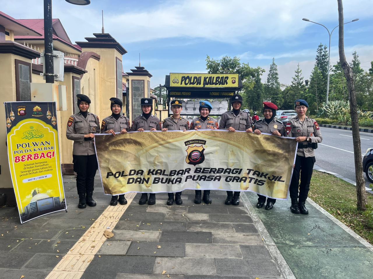 Polwan Polda Kalbar Terus Tebarkan Kebaikan dengan Berbagi Takjil Jelang Berbuka Puasa di Depan Mapolda