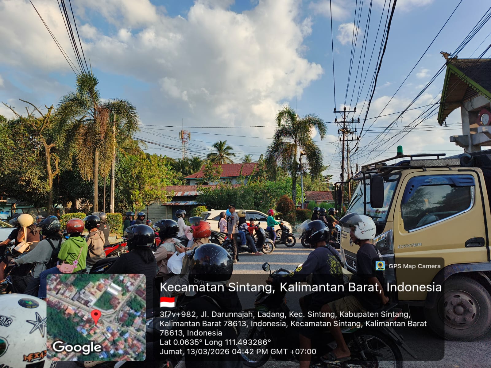 *Arus Lalu Lintas Meningkat Jelang Idul Fitri, Jalur Tugu Jam Sintang Sempat Alami Antrean Panjang*