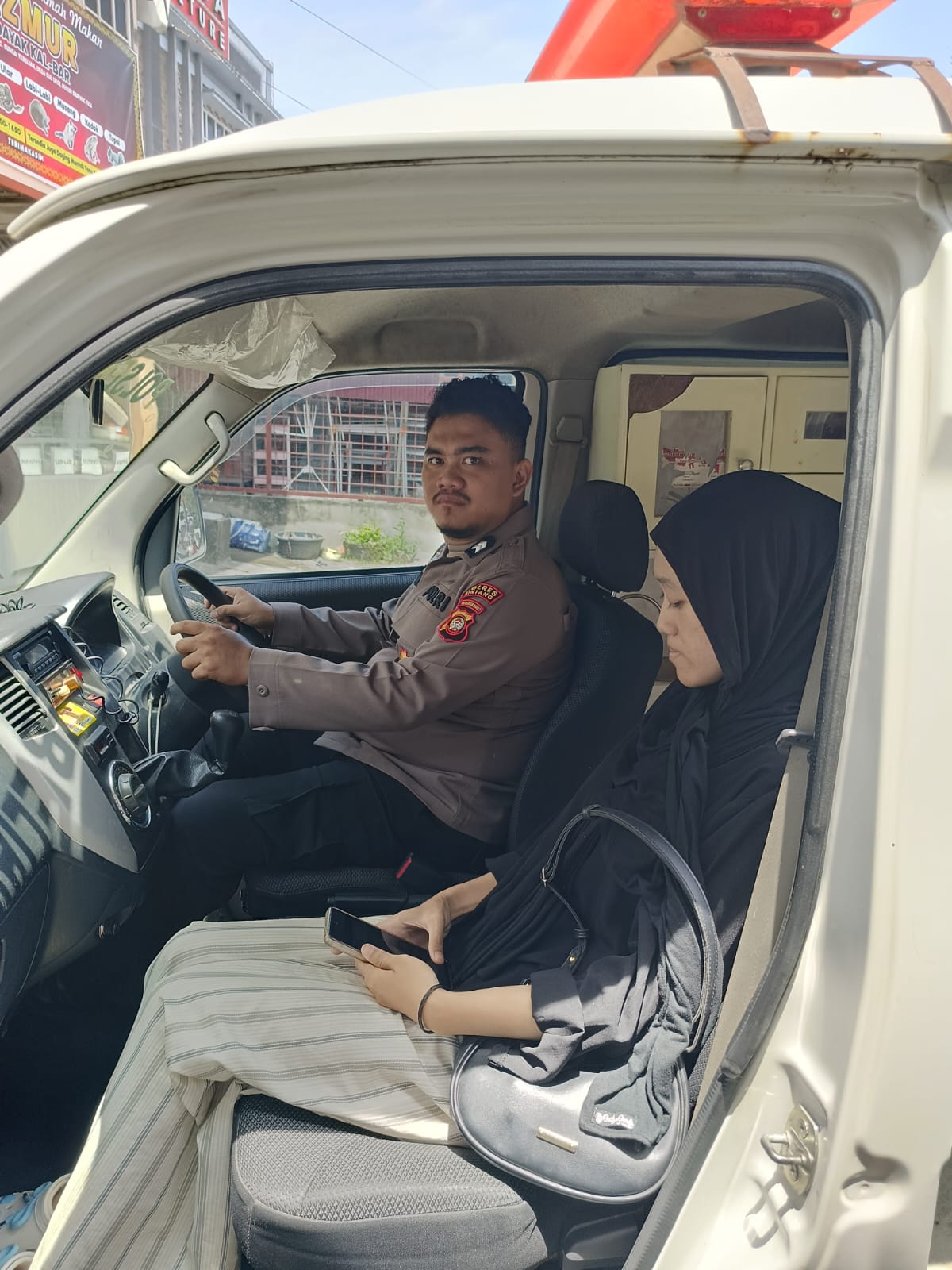 Respon Cepat Layanan 110 Polres Sintang: Bantu Evakuasi Warga Ke Rumah Sakit