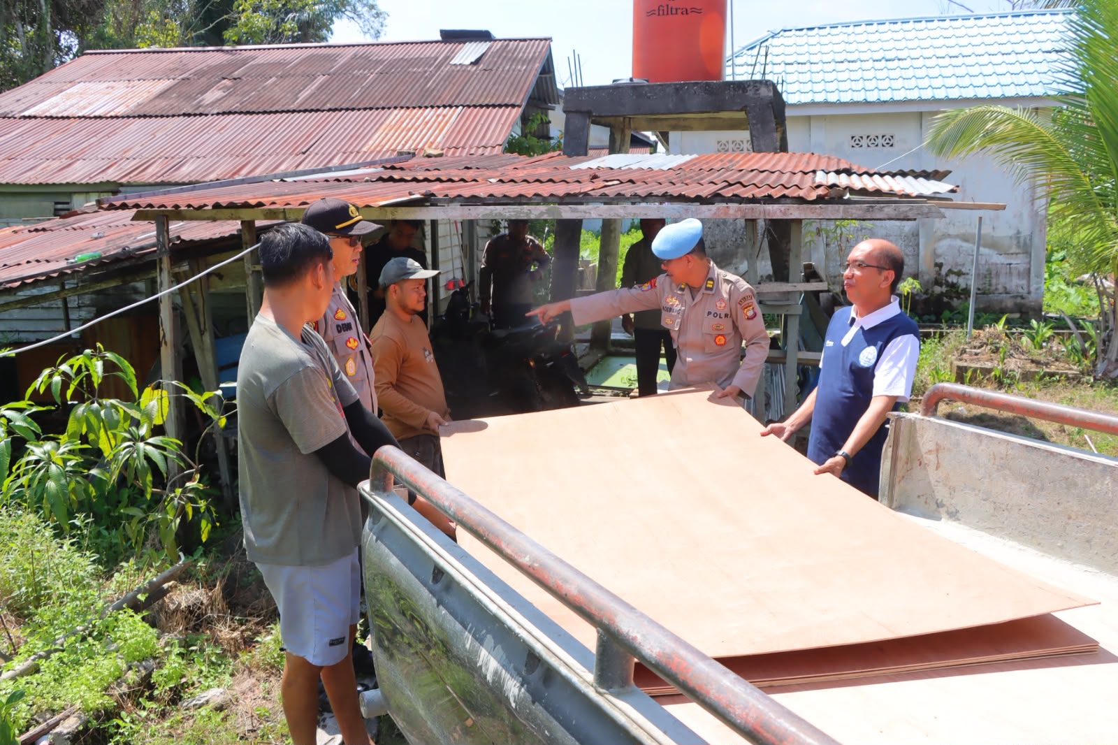 Polres Sintang Berbagi, Wujud Kepedulian untuk Rumah Ibadah dan Masyarakat