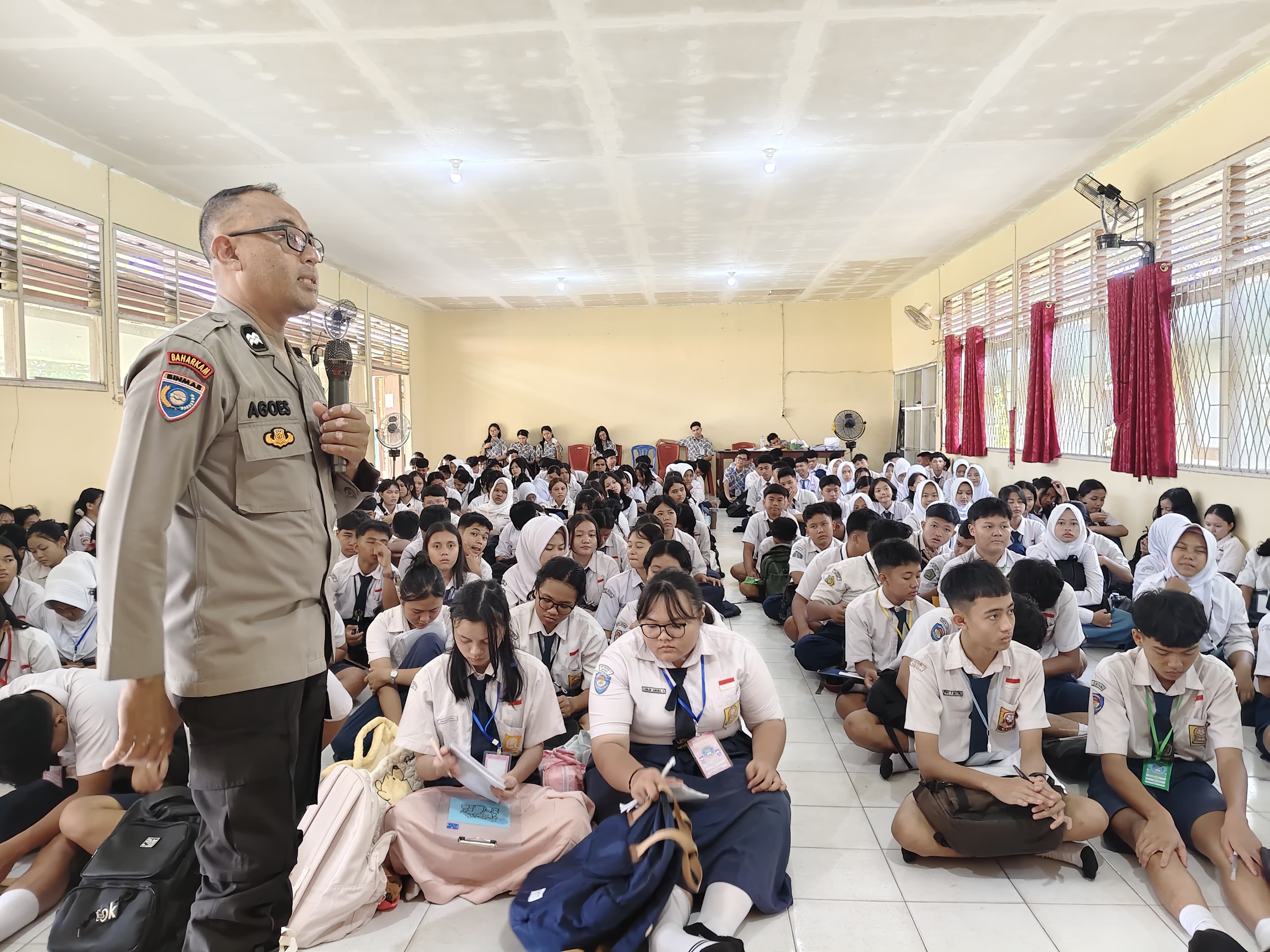 Polres Sintang Berikan Edukasi Kenakalan Remaja kepada Siswa SMAN 3 Sintang melalui Kegiatan MPLS
