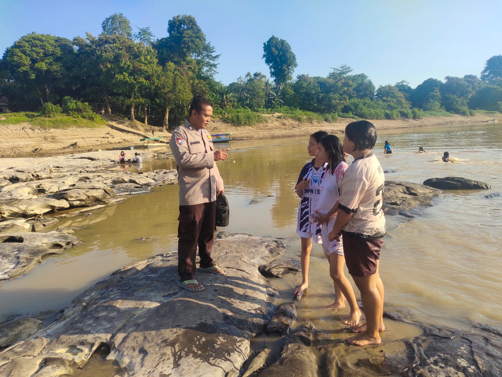 Kanit Binmas Polsek Dedai Himbau Remaja Waspadai Bahaya Mandi di Area Sungai Saat Musim Kemarau