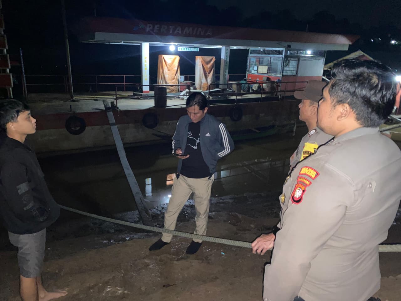 Polsek Serawai Cek SPBU Tontang Jaya, Distribusi BBM Terkendala Surutnya Sungai Melawi