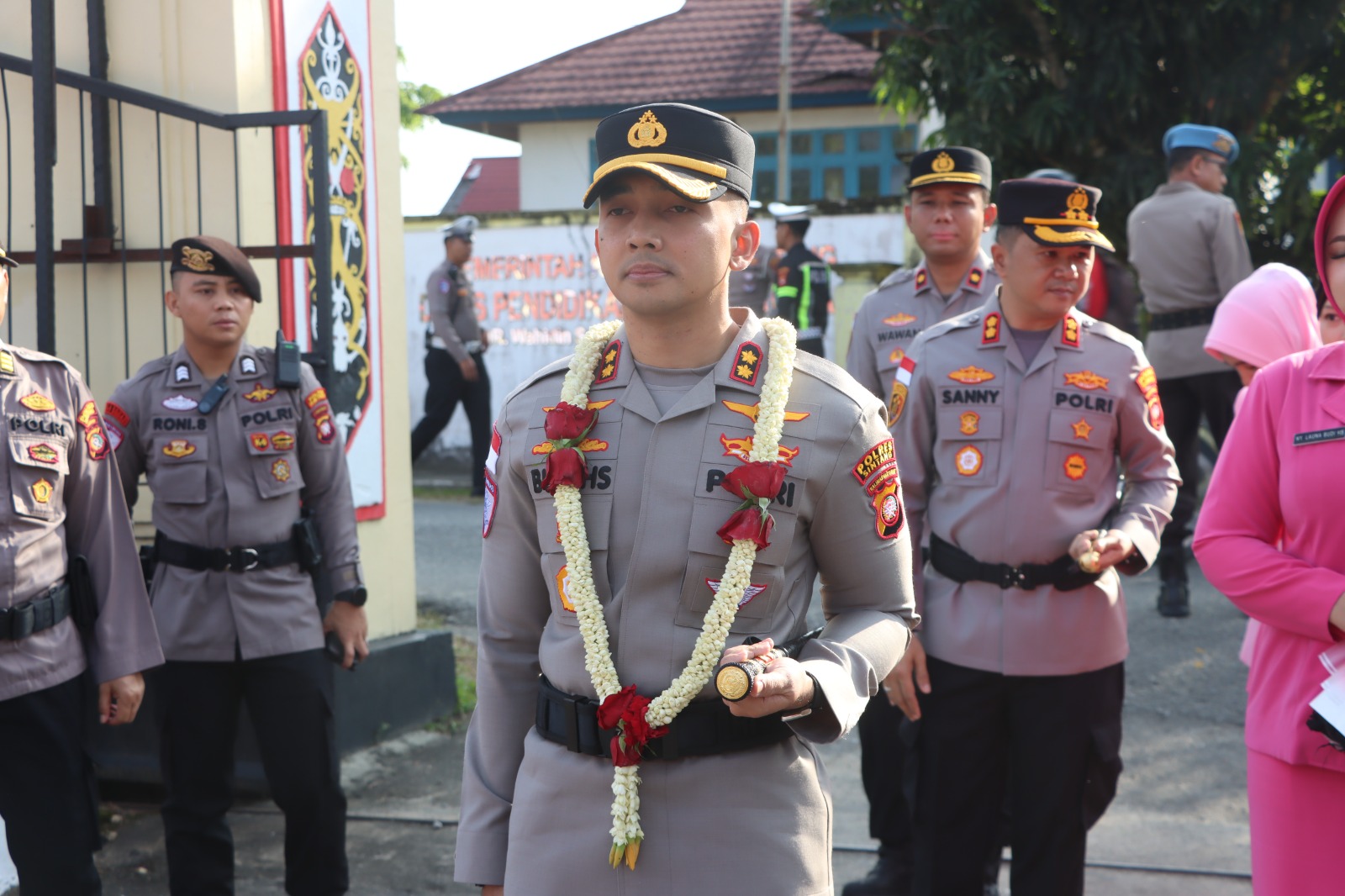 Kapolres Sintang AKBP Budi Hartono Disambut Prosesi Adat Dayak dan Melayu
