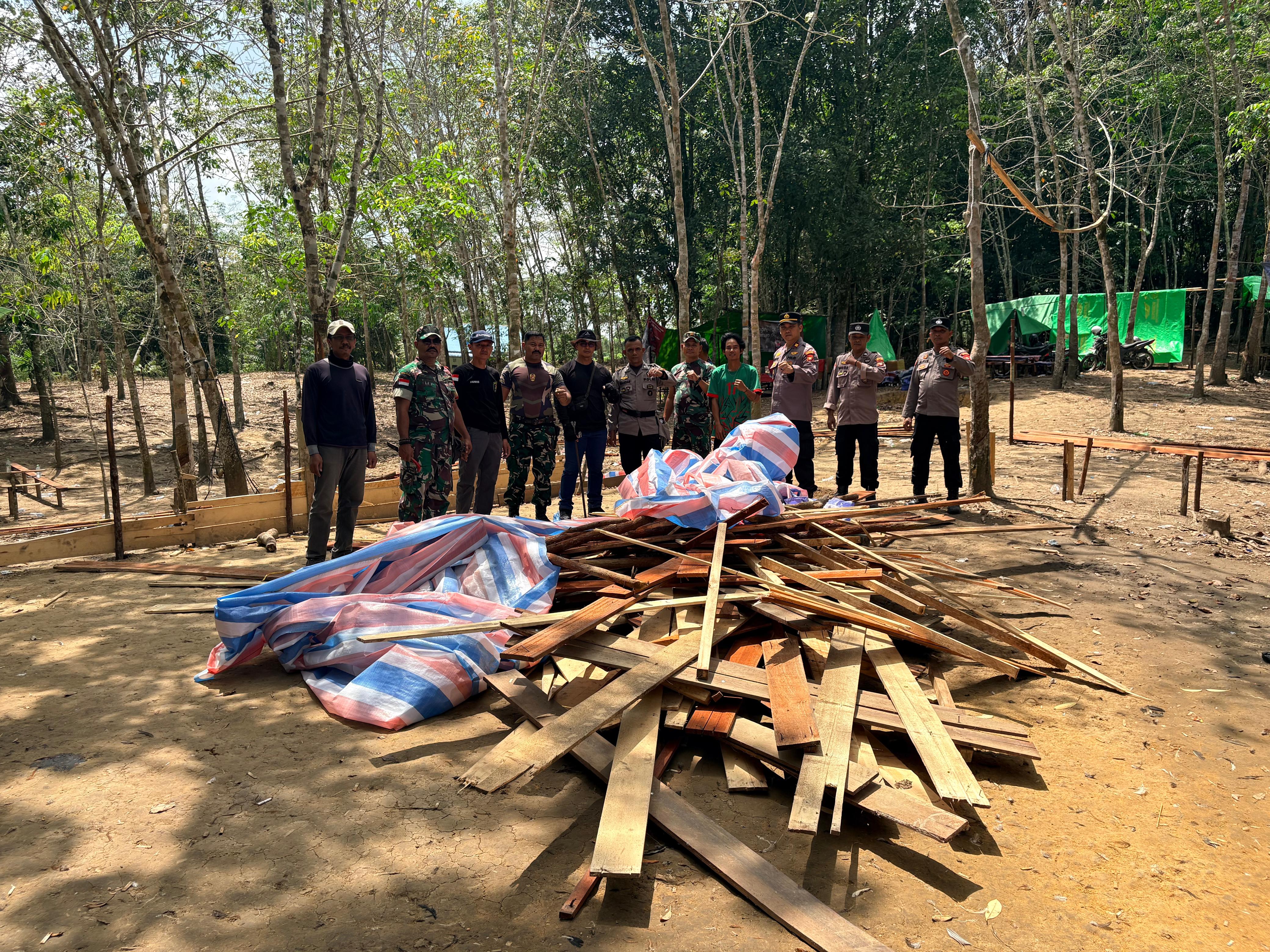 Polsek Sintang Kota Bongkar Arena Sabung Ayam di Desa Anggah Jaya
