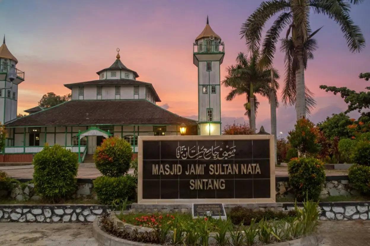 Jumat Keliling Perdana, Kapolres Sintang Sambangi Masjid Jami