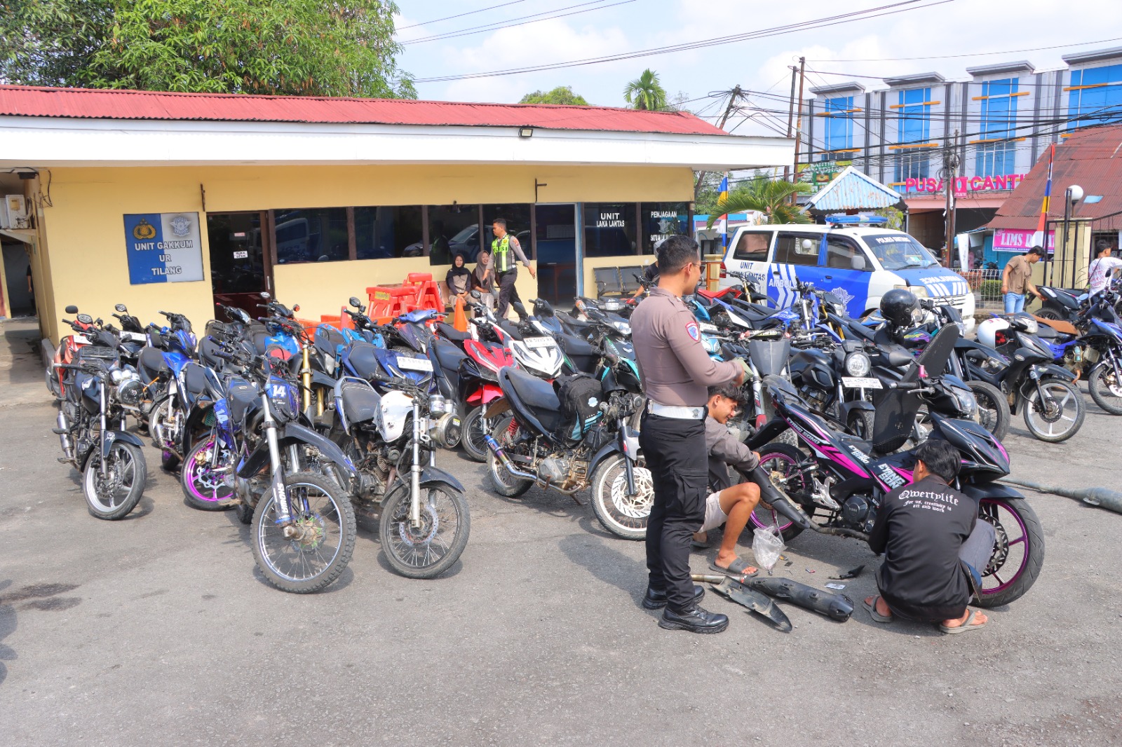 Satlantas Sintang Gelar Strong Point, 40 Motor Diamankan