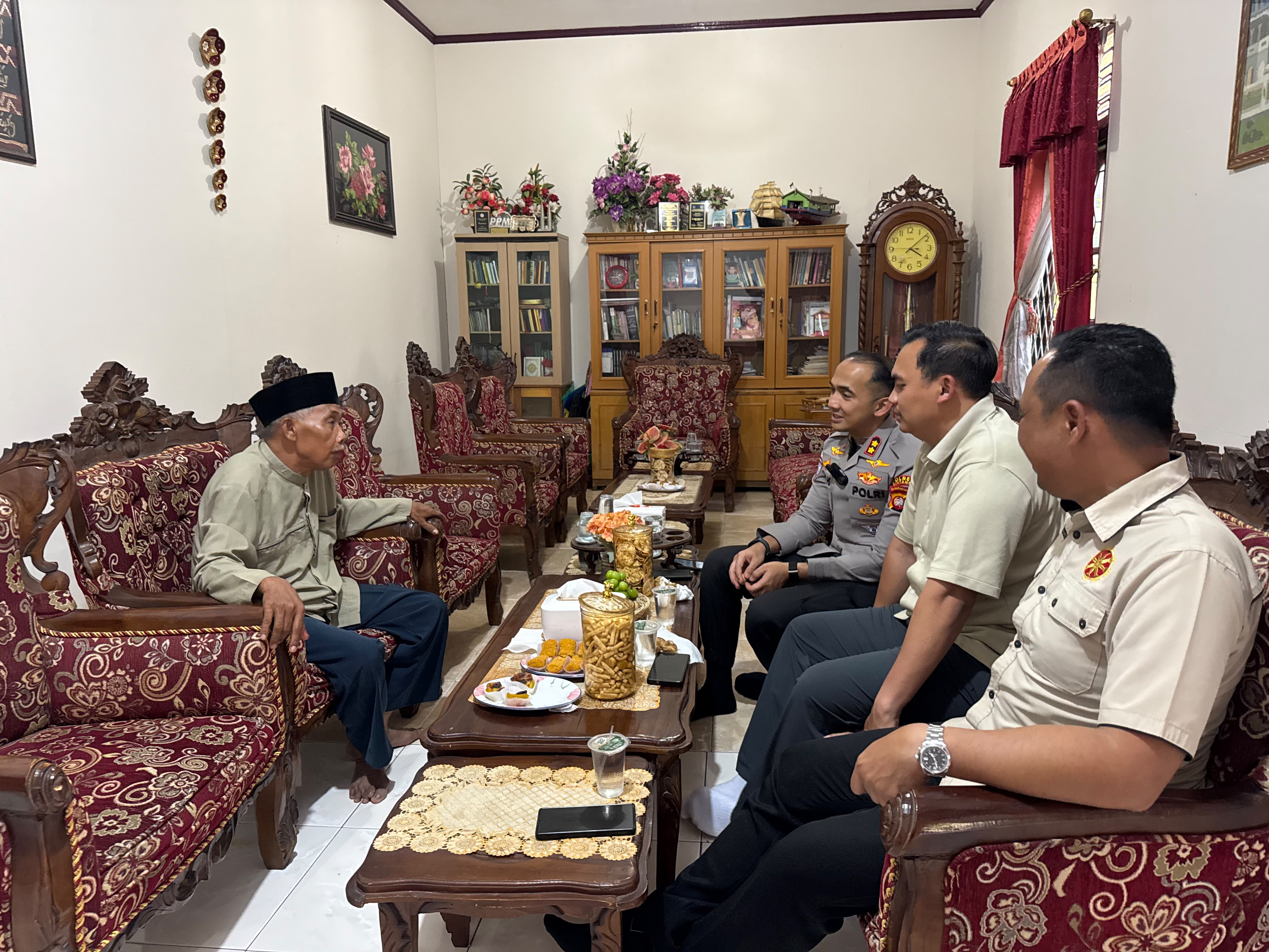Suasana Penuh Kekeluargaan, Kapolres Sintang Silaturahmi ke Kediaman Ketua Dewan Masjid Indonesia Kabupaten Sintang