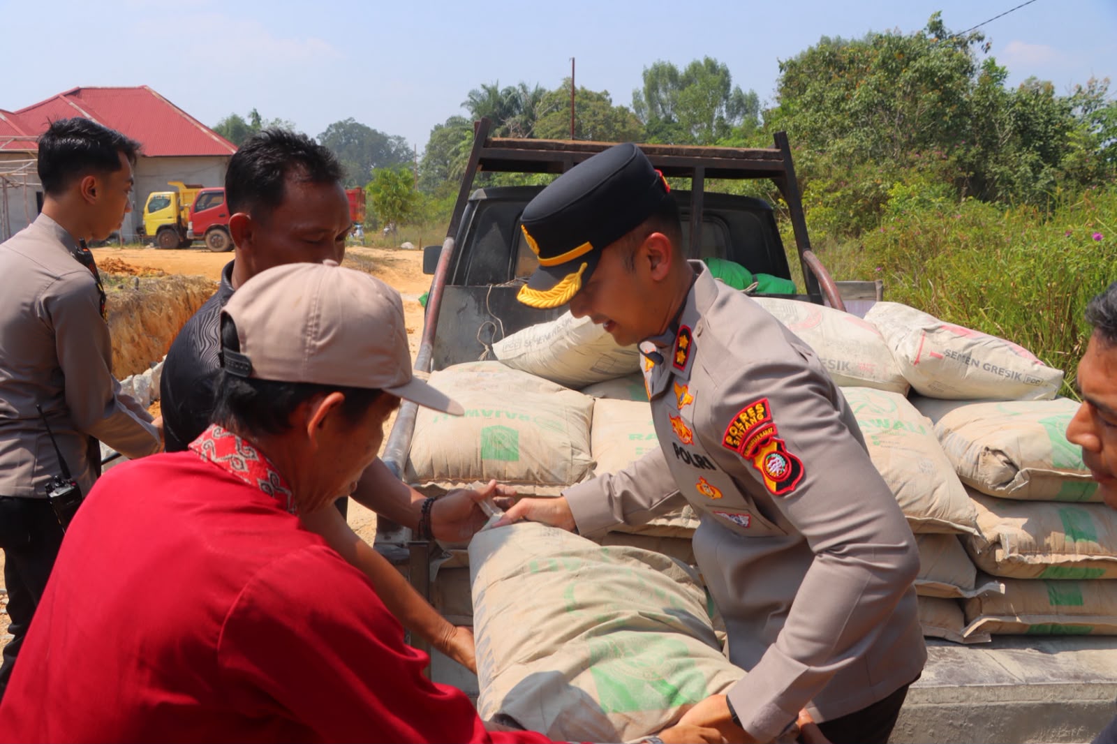 Kapolres Sintang Salurkan Bantuan untuk Surau dan Masyarakat