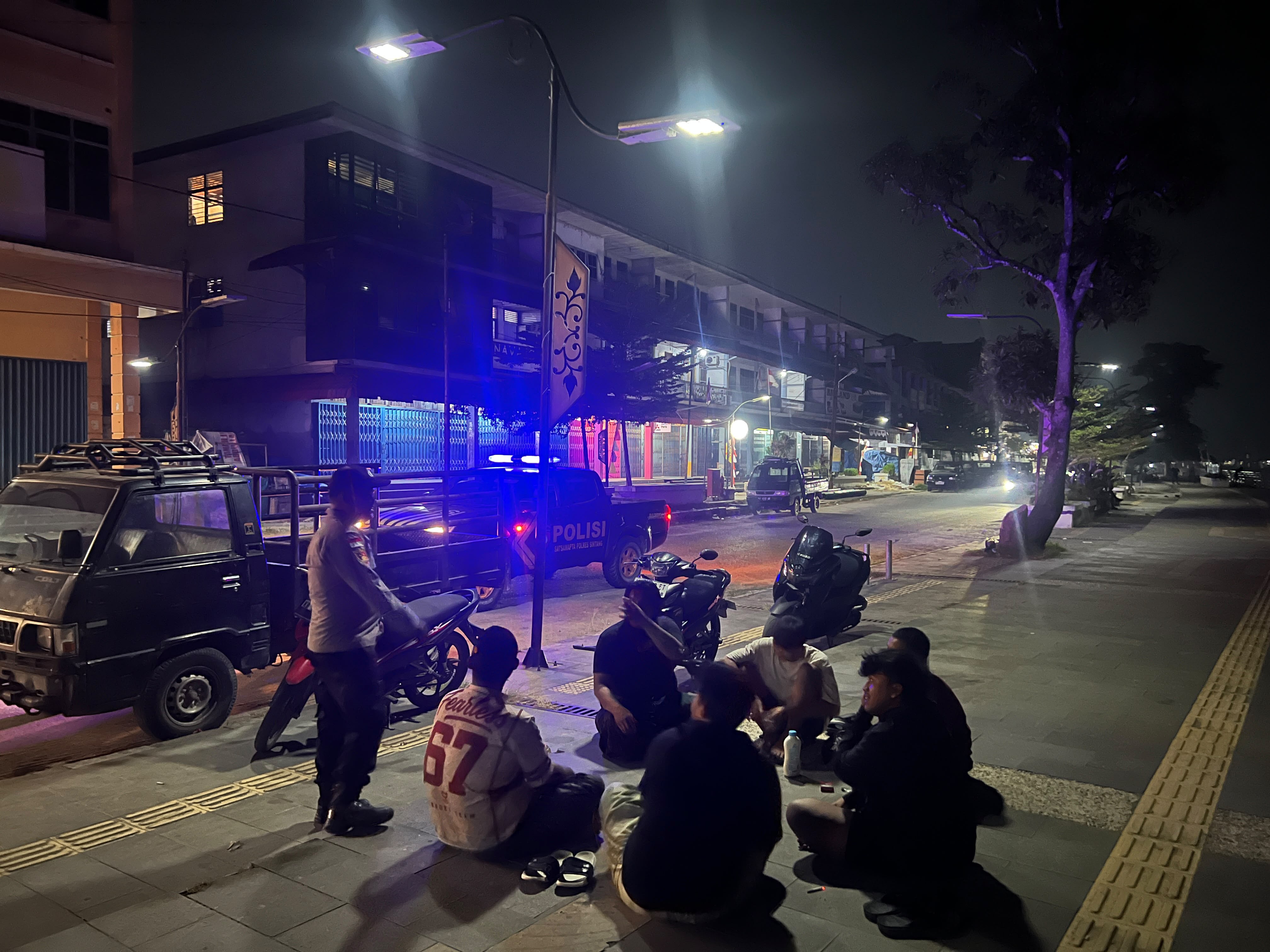 Patroli Malam Polsek Sintang Kota Sasar Pusat Keramaian, Sosialisasikan Layanan Call Center 110