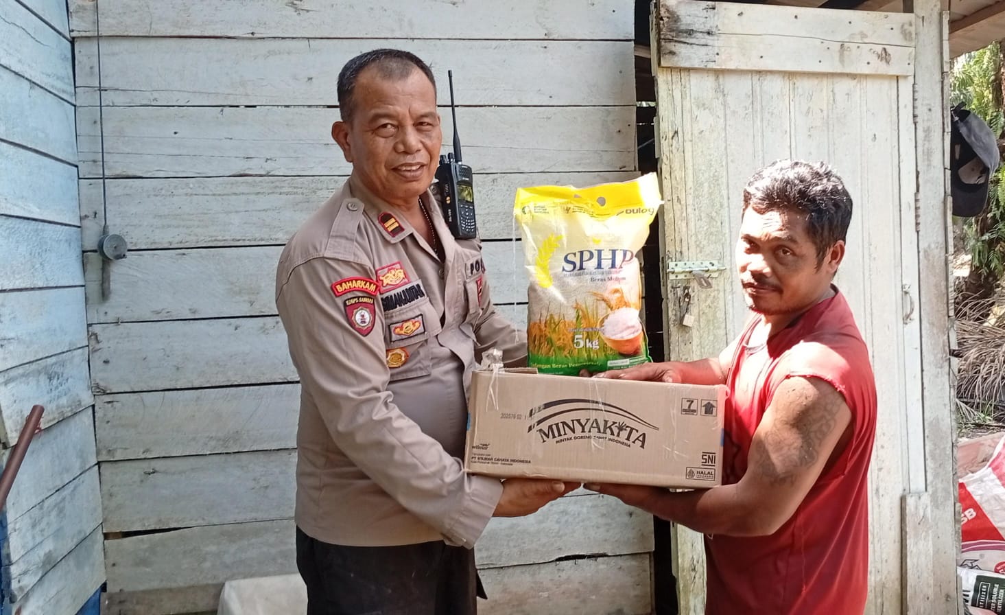 Kapolsek Tempunak Berikan Bantuan paket Sembako ke Warga