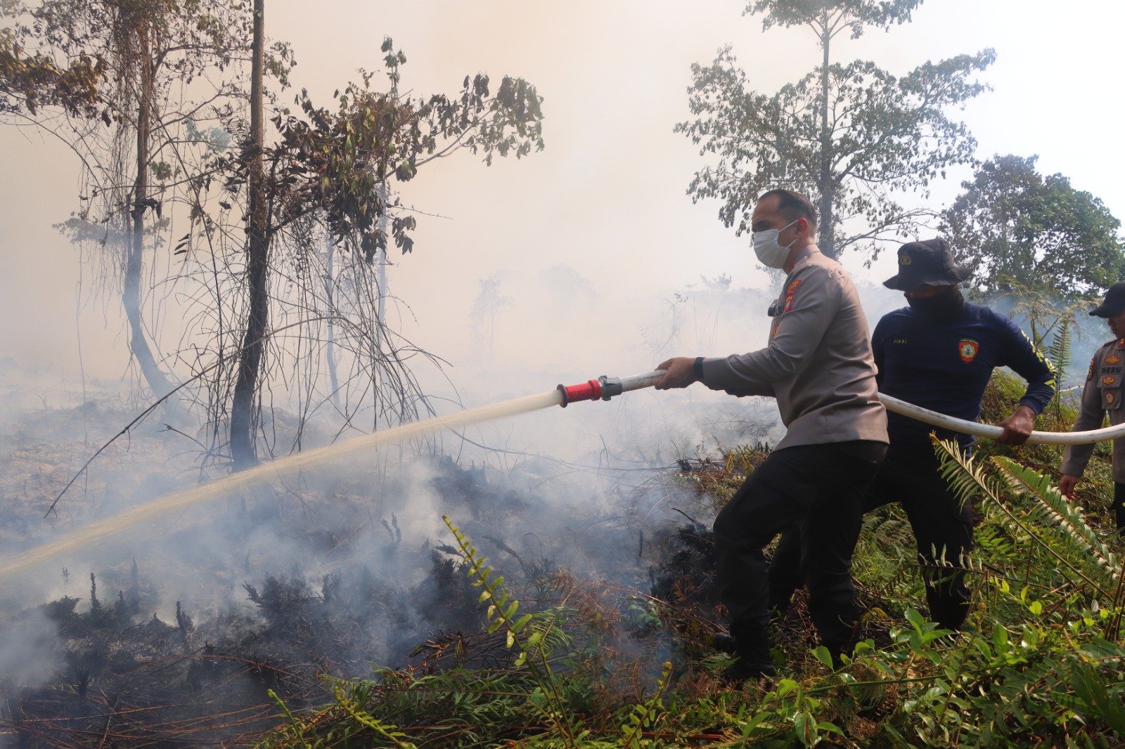 Kapolres Sintang Padamkan Karhutla di BTN Intan Permai