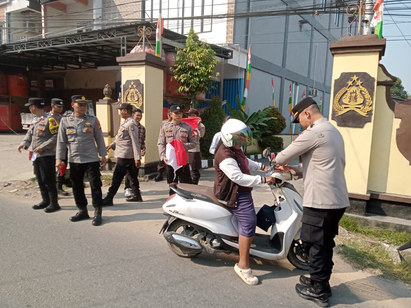 Semarak Kemerdekaan, Polsek Sintang Kota Bagikan Bendera Merah Putih ke Warga