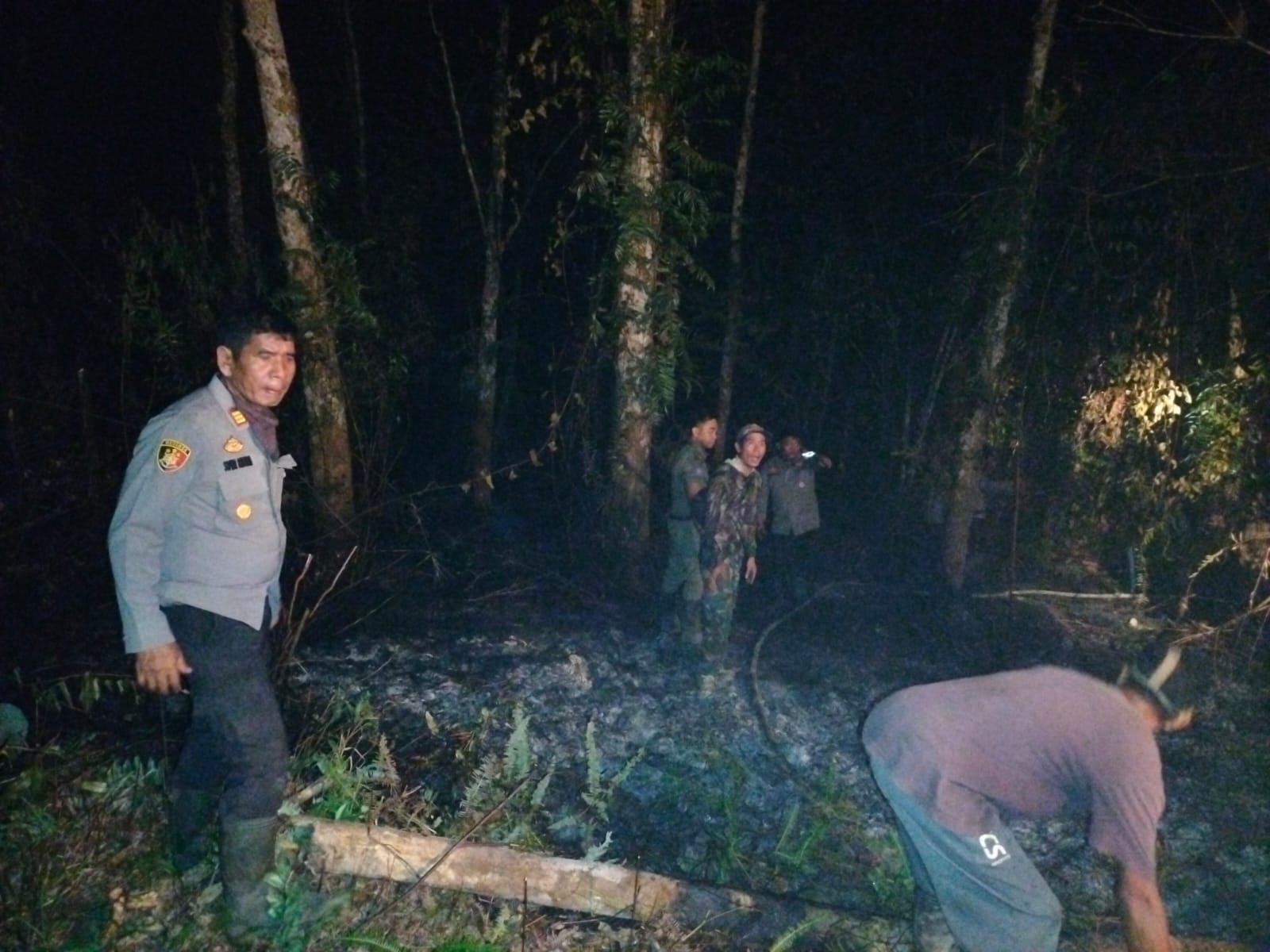 Kapolsek Dedai Bantu Padamkan Kebakaran di Wilayah Dedai