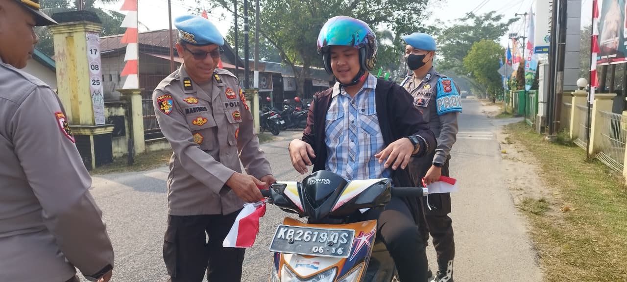 Polres Sintang Bagikan Bendera Merah Putih, Semarakkan HUT Kemerdekaan RI
