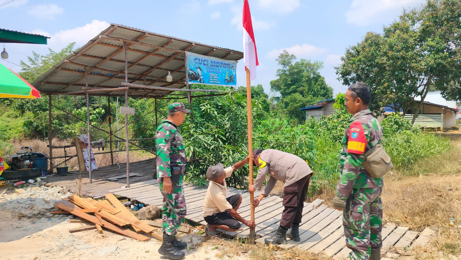 TNI-Polri Patroli Bersama, Ajak Warga Kibarkan Bendera Merah Putih