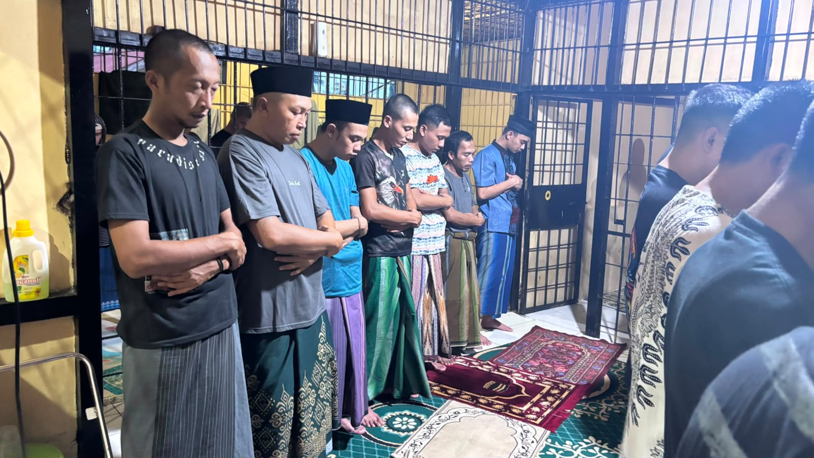 Tahanan Polres Sintang Gelar Sholat Magrib dan Doa Bersama