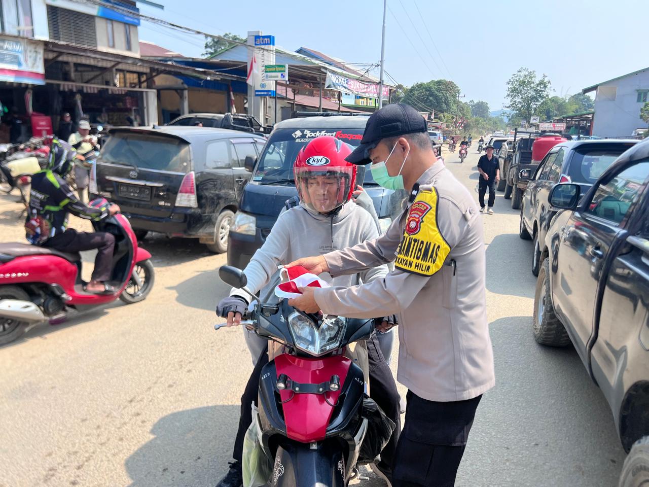 Polsek Kayan Hilir Bagikan Bendera Merah Putih Sambut HUT RI ke-81
