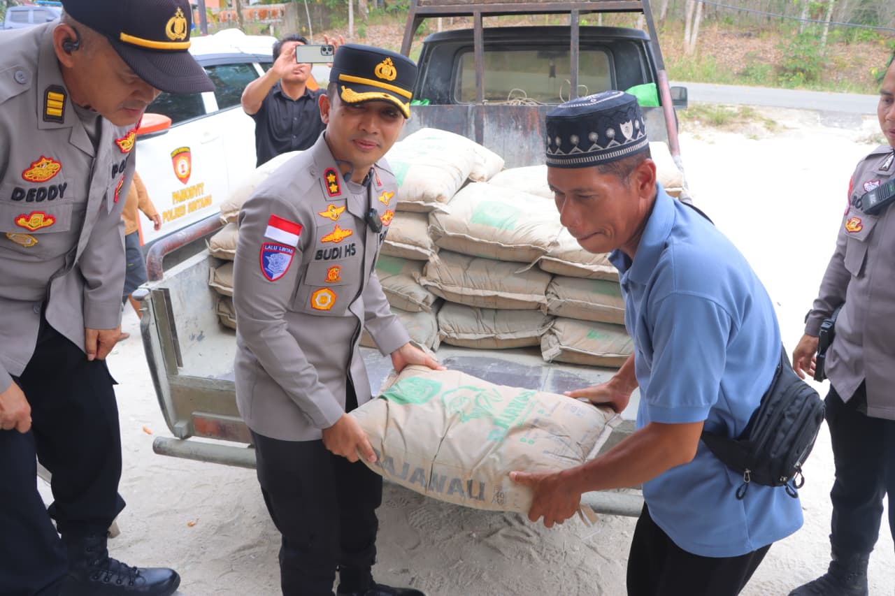 Polres Sintang Bagikan Bantuan Pembangunan Surau dan Nasi Siap Saji