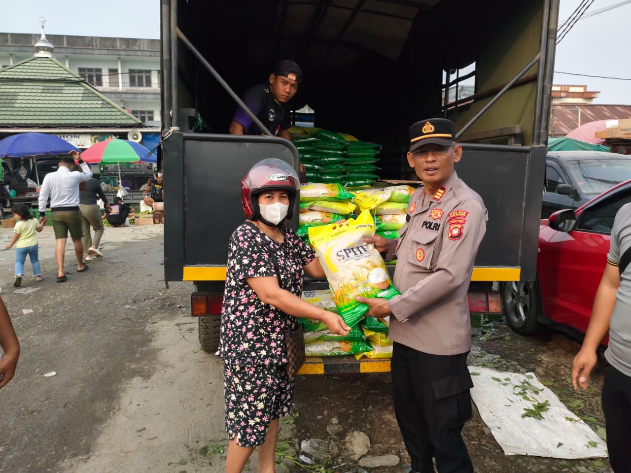 Polres Sintang Gelar Gerakan Pangan Murah, Warga Antusias
