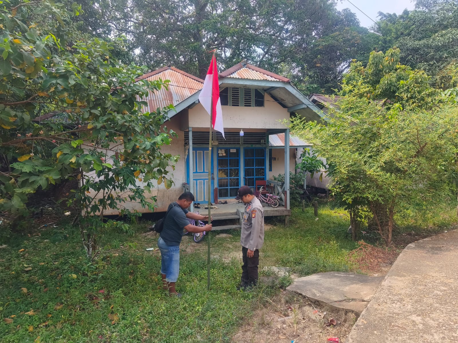 Polsek Tempunak Bagikan Bendera Merah Putih Sambut HUT RI ke-81