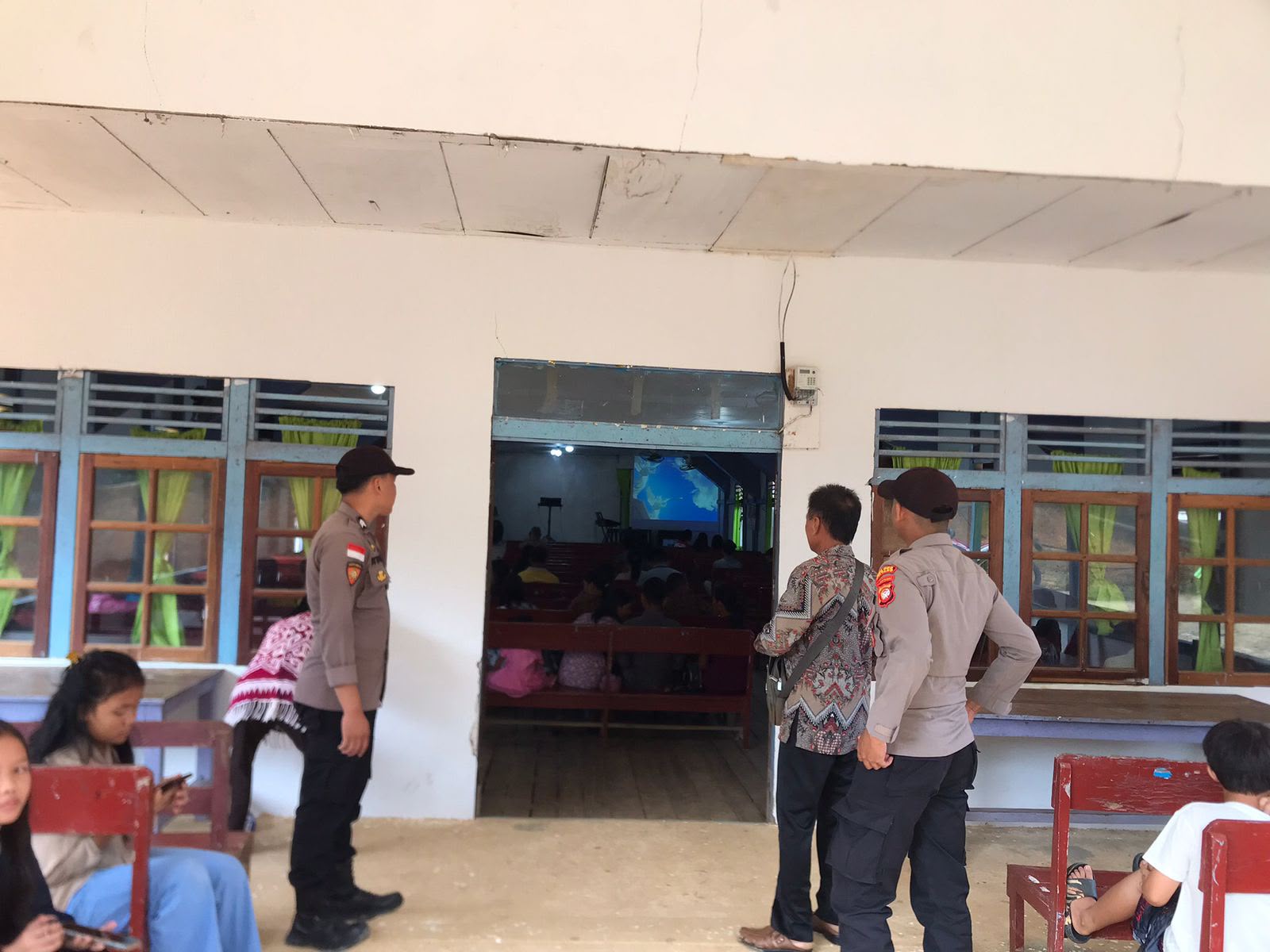 Polsek Serawai Amankan Ibadah Minggu, Hadirkan Pelayanan Polri di Tengah Masyarakat