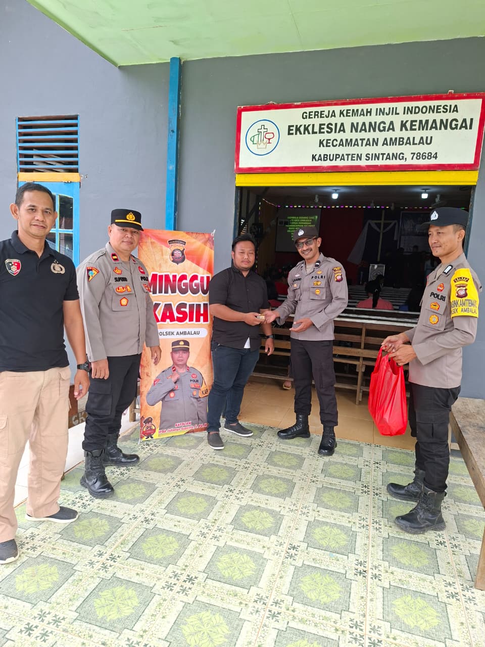 Polsek Ambalau Amankan Ibadah Minggu di Dua Gereja, Jemaat Beribadah dengan Aman dan Nyaman