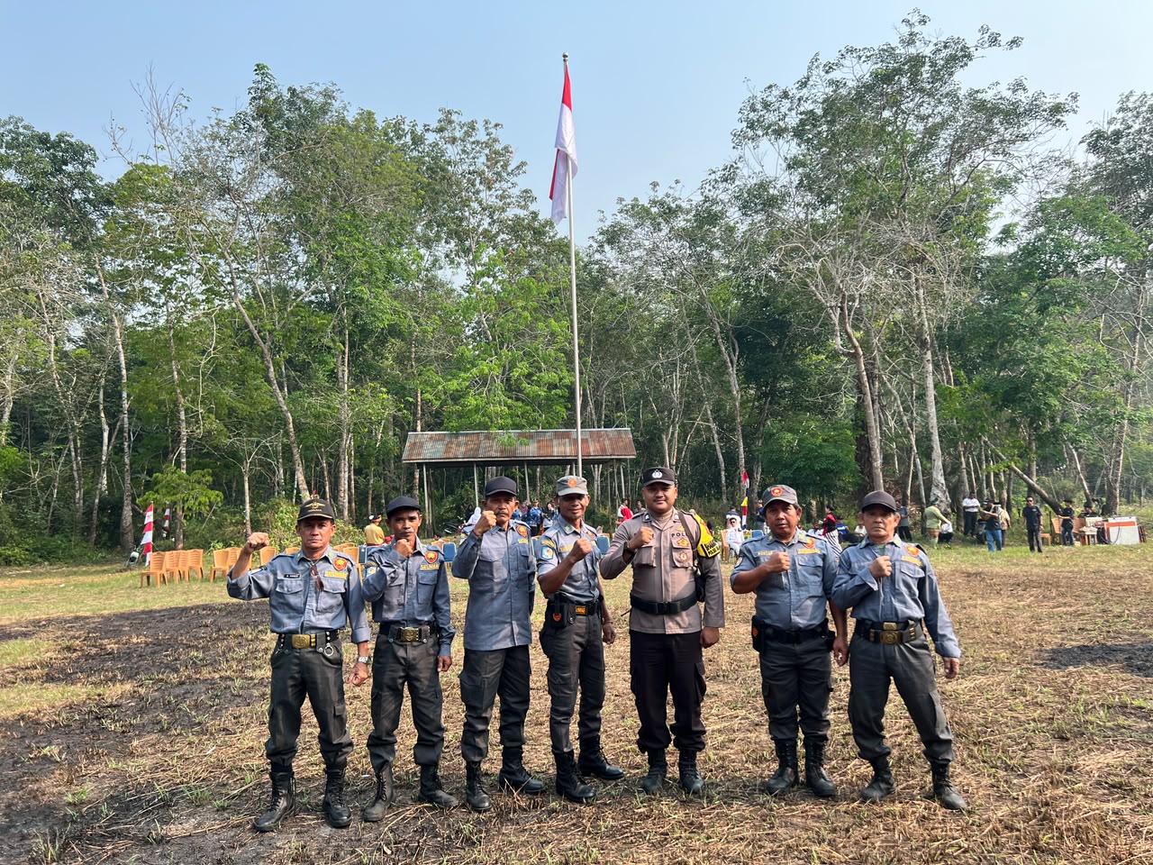 Bhabinkamtibmas Amankan Upacara HUT RI Ke-81 di Desa Sungai Ana