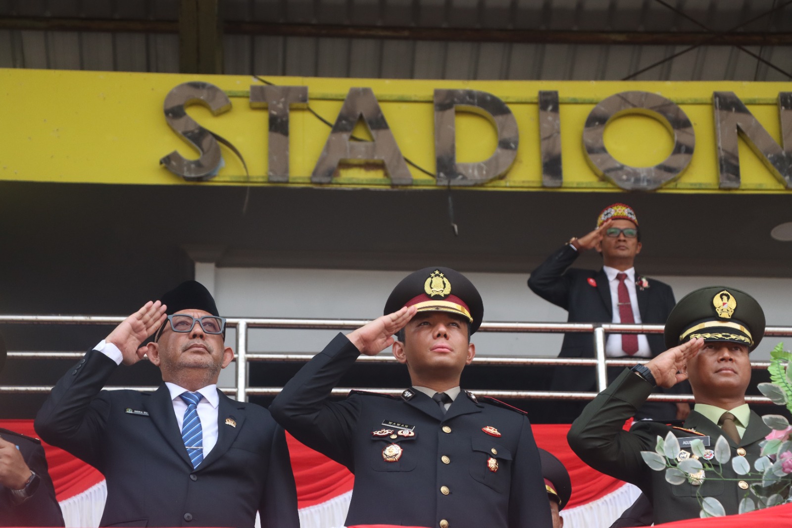 Waka Polres Sintang Hadiri Upacara Penurunan Bendera HUT ke-81 Kemerdekaan RI