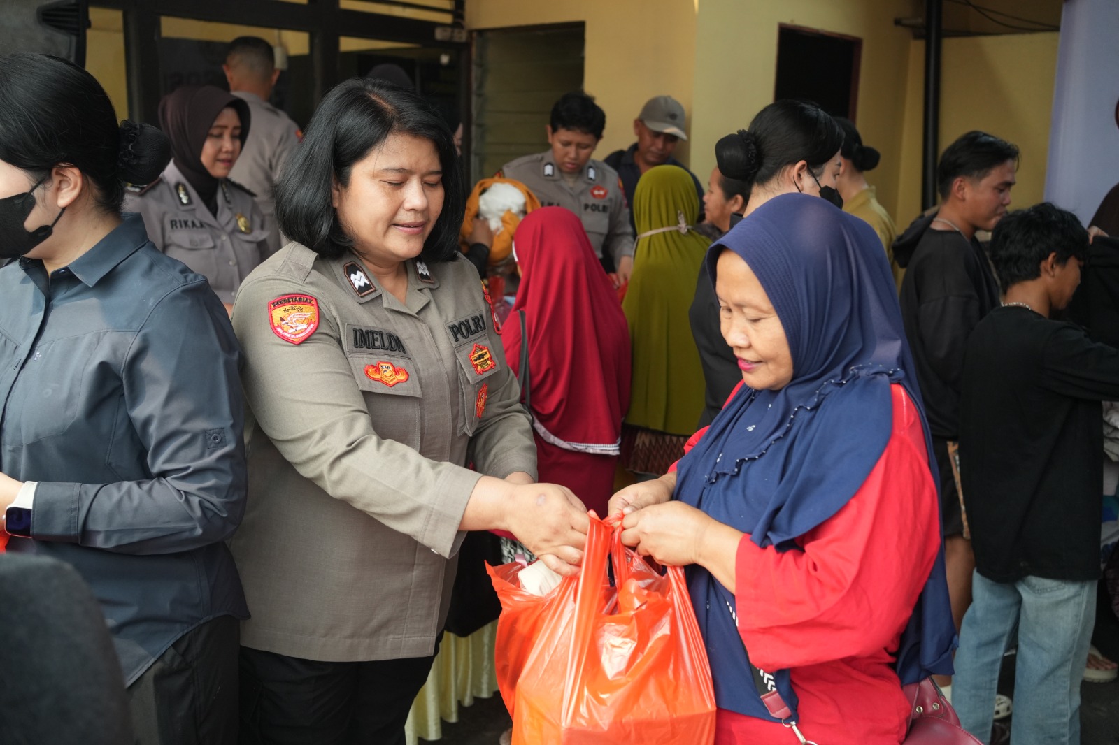 Bhakti Sosial Polwan Polres Sintang, Bagikan Pakaian Layak Pakai untuk Masyarakat