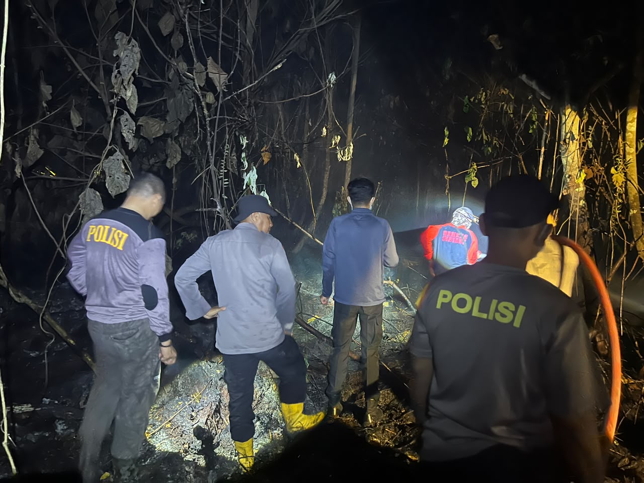 Kapolres Sintang Pimpin Pemadaman Karhutla di Rawa Mambok
