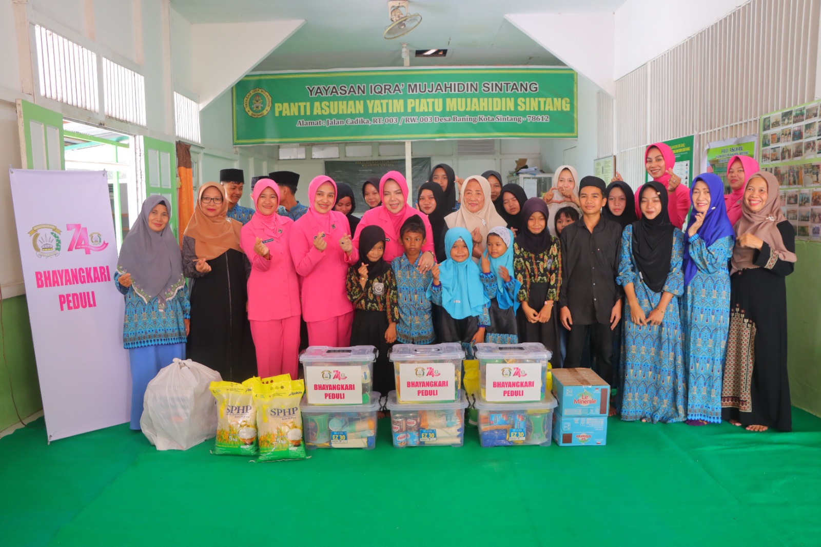 Ketua Bhayangkari Sintang Makan Bersama Santri Panti Asuhan Mujahidin