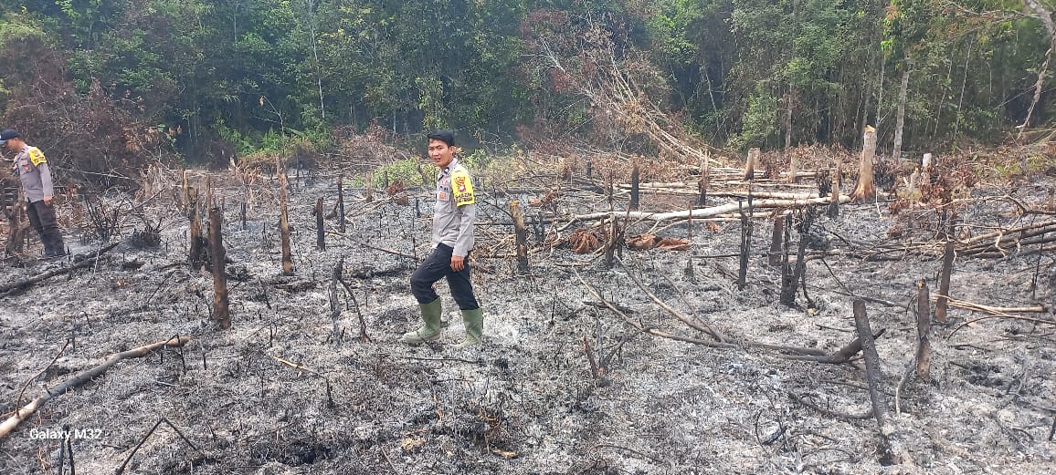 Polsek Ketungau Hulu Cek Titik Hotspot, Pastikan Api di Desa Sungai Seria Sudah Padam