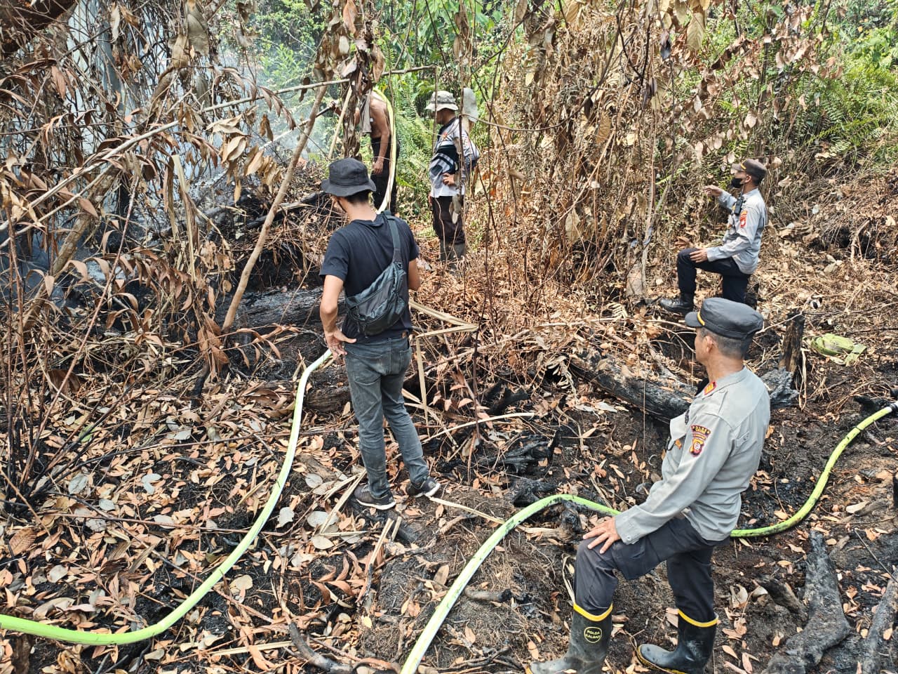 Polsek Kelam Permai Bersama Polres Sintang Lakukan Ground Check dan Penanganan Karhutla di Desa Kebong