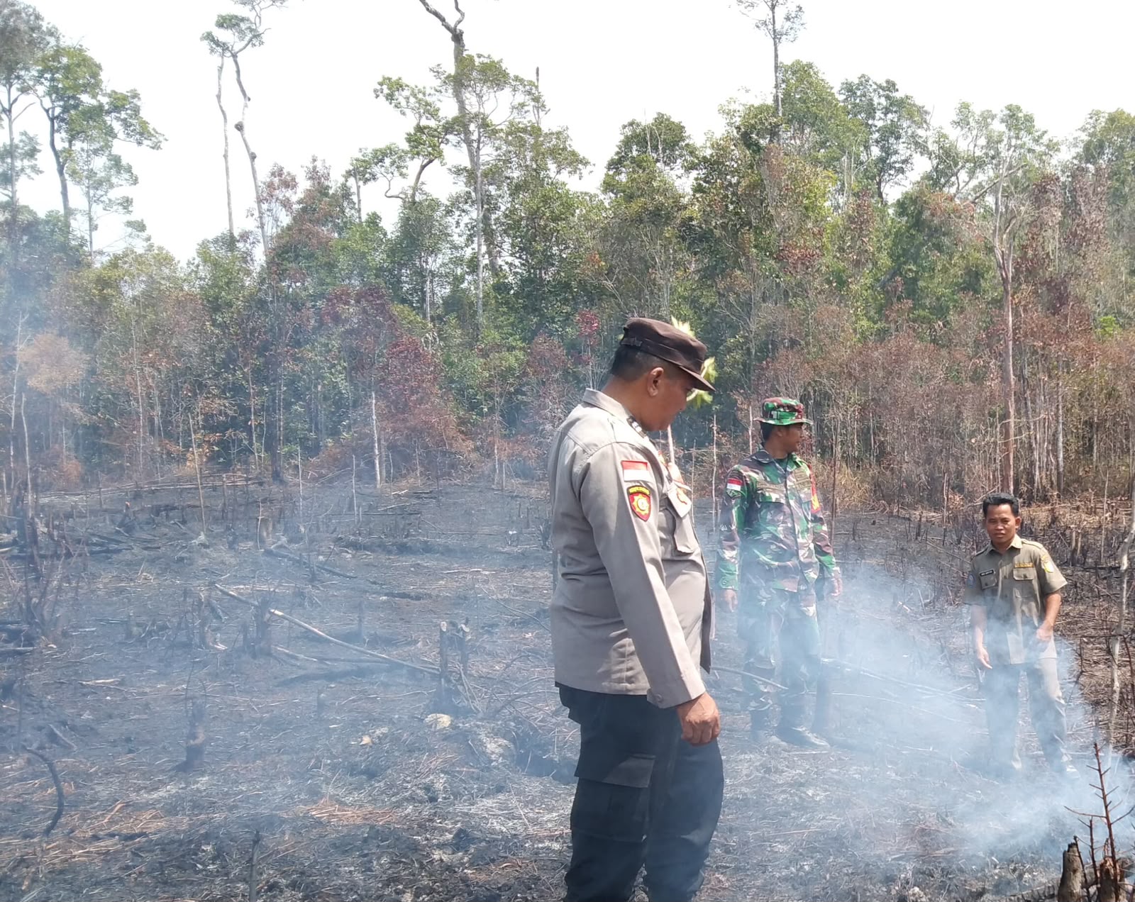 Polsek Ketungau Tengah Polres Sintang Gerak Cepat Tangani Karhutla di Desa Wirayuda