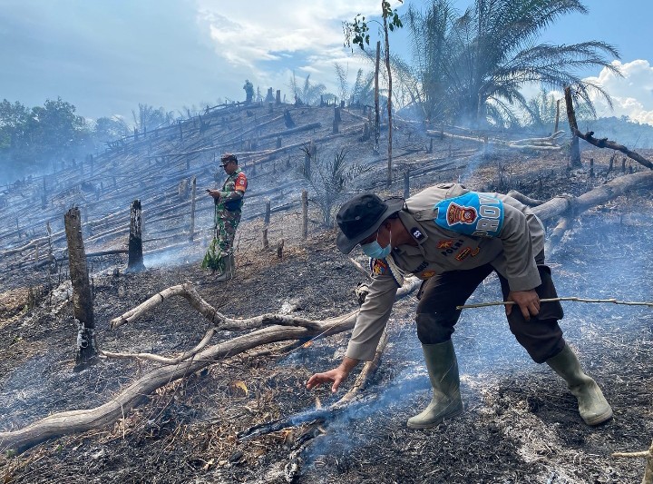 Polsek Serawai Polres Sintang Cek 8 Titik Hotspot, Pastikan Api Karhutla Telah Padam