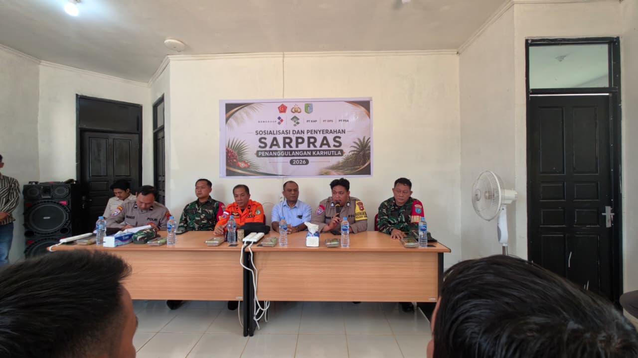 DSN Group Serahkan Sarpras Karhutla kepada Sejumlah Desa di Sepauk