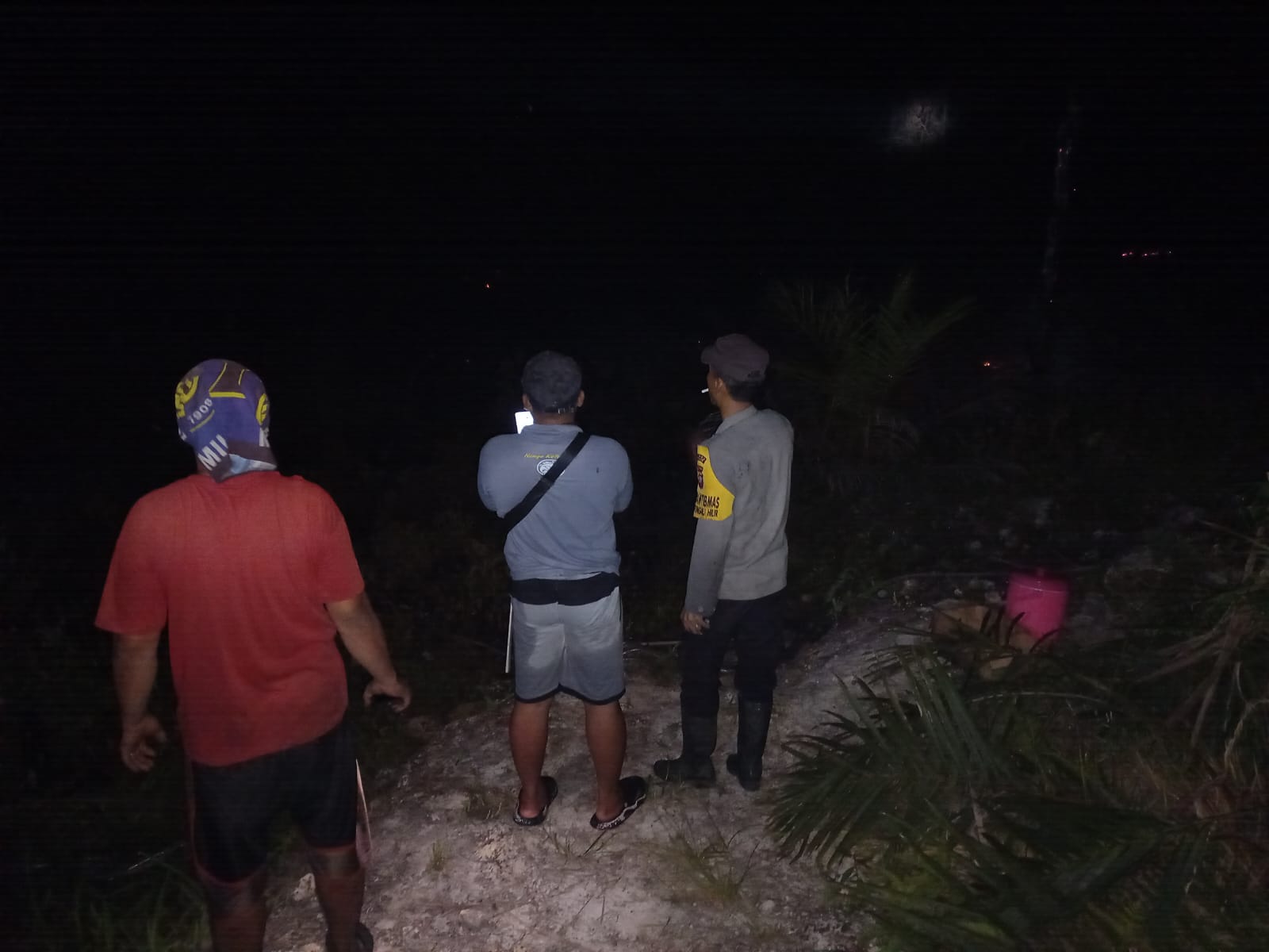 Polsek Ketungau Hilir Cek Tujuh Titik Hotspot, Bersama Masyarakat Lakukan Pemadaman Karhutla