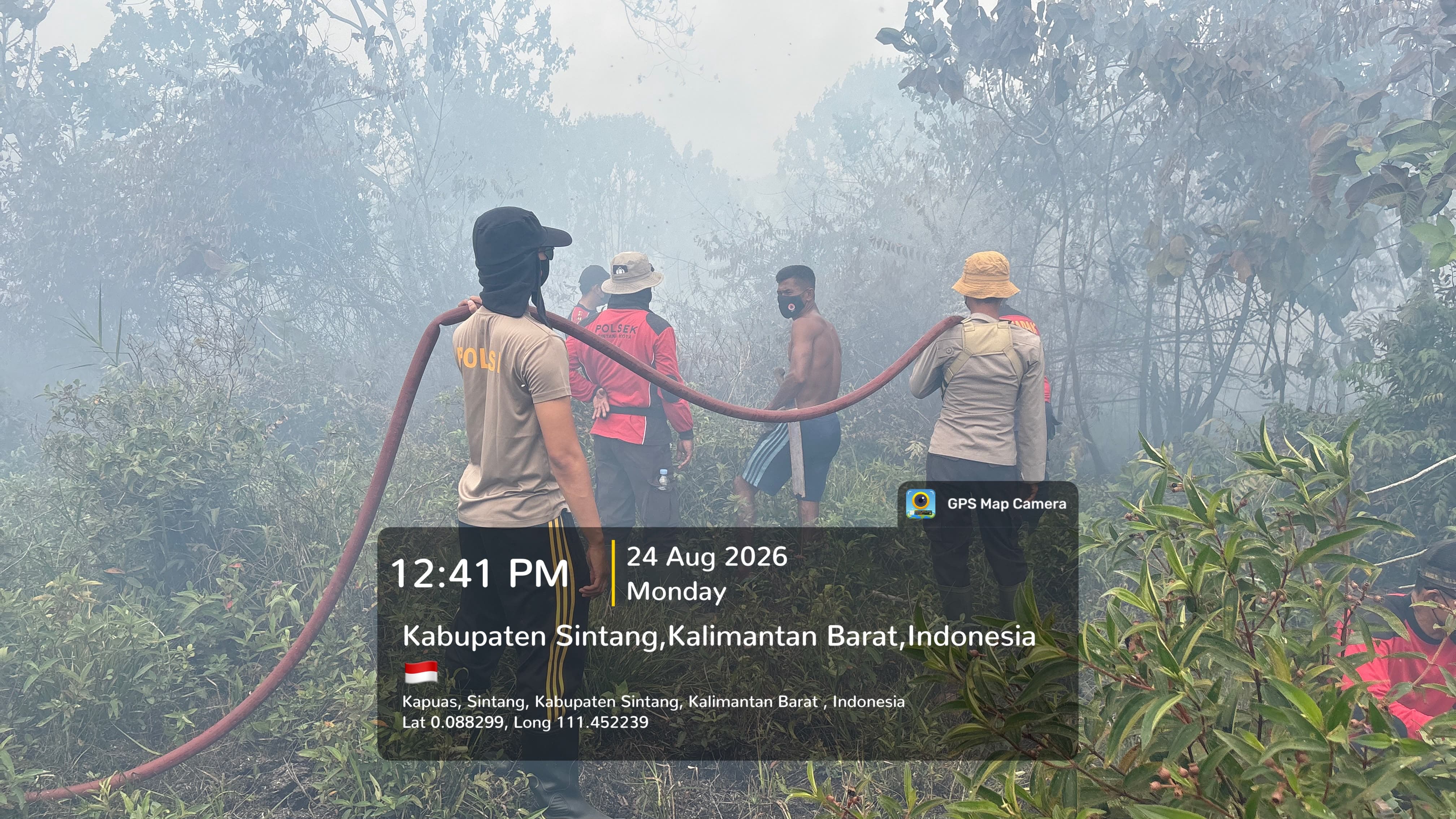 Polsek Sintang Kota Bersama Tim Gabungan Padamkan Karhutla di Kelurahan Mengkurai