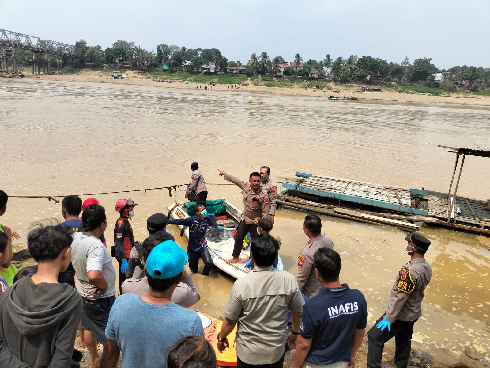 Respon Cepat Laporan Masyarakat, Polres Sintang Evakuasi Penemuan Mayat di Sungai Melawi