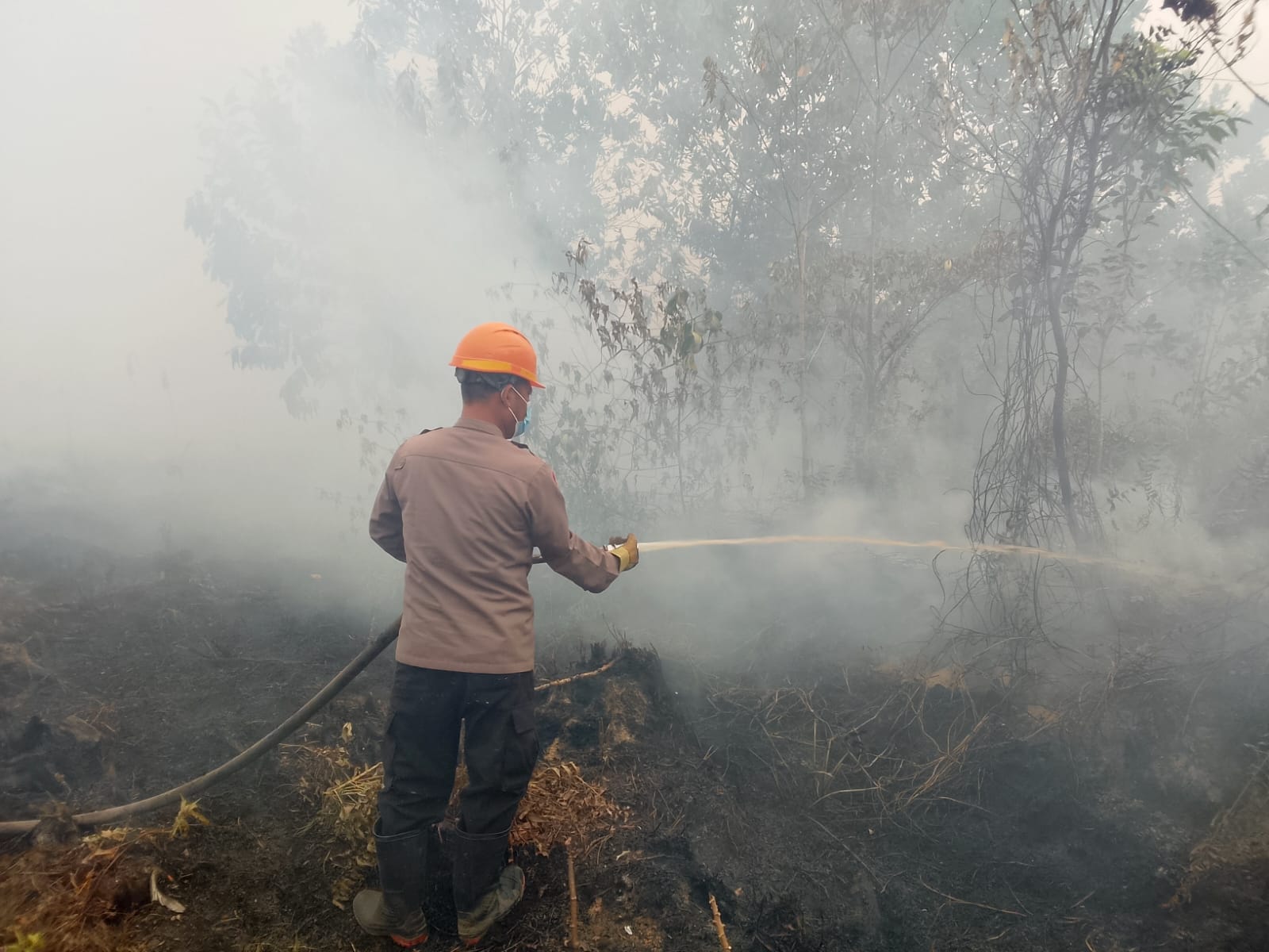 Polsek Sungai Tebelian Tangani Karhutla di Desa Balai Agung