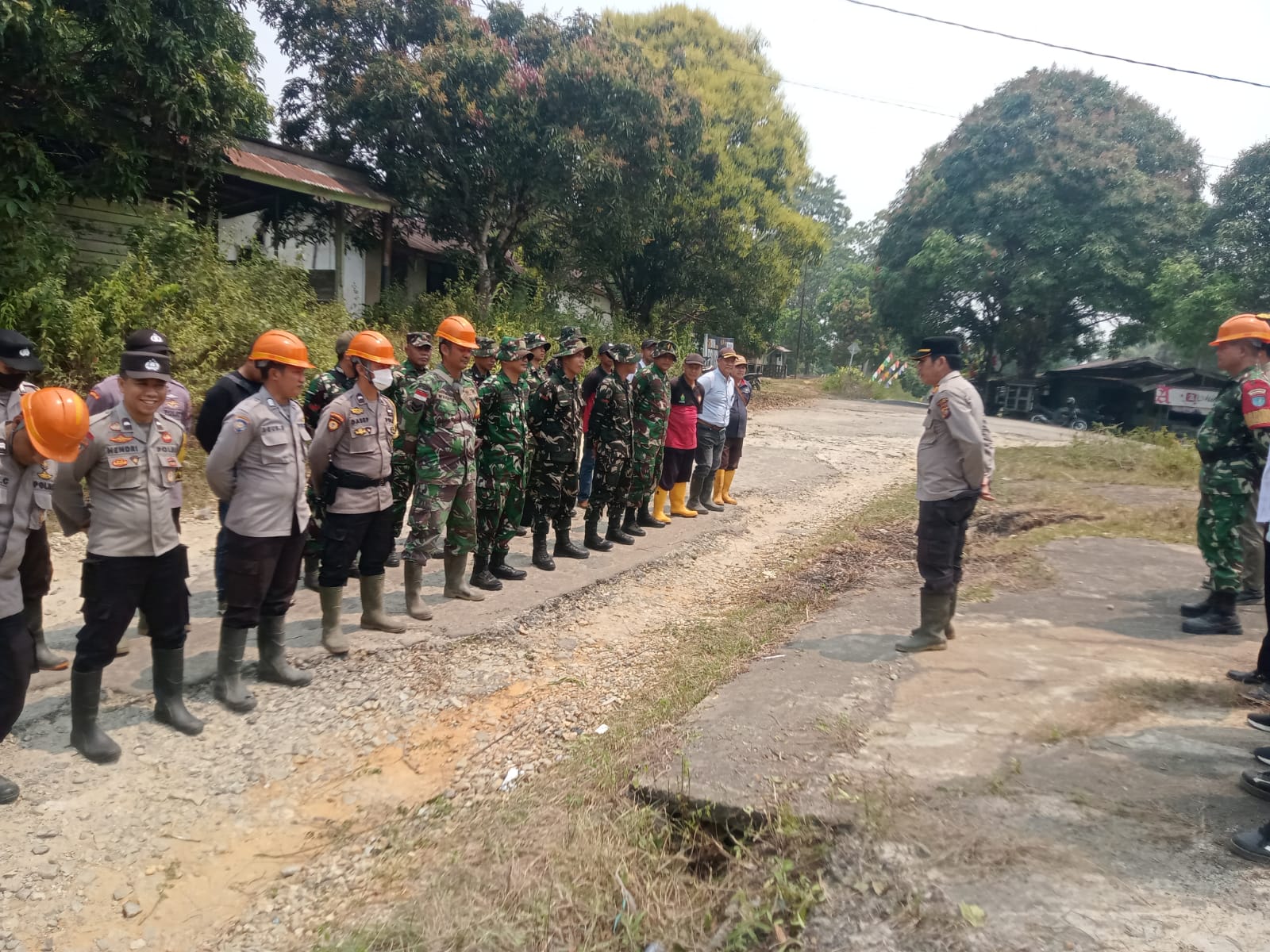 Polsek Dedai Gelar Apel Kesiapsiagaan Karhutla di Posko Terpadu