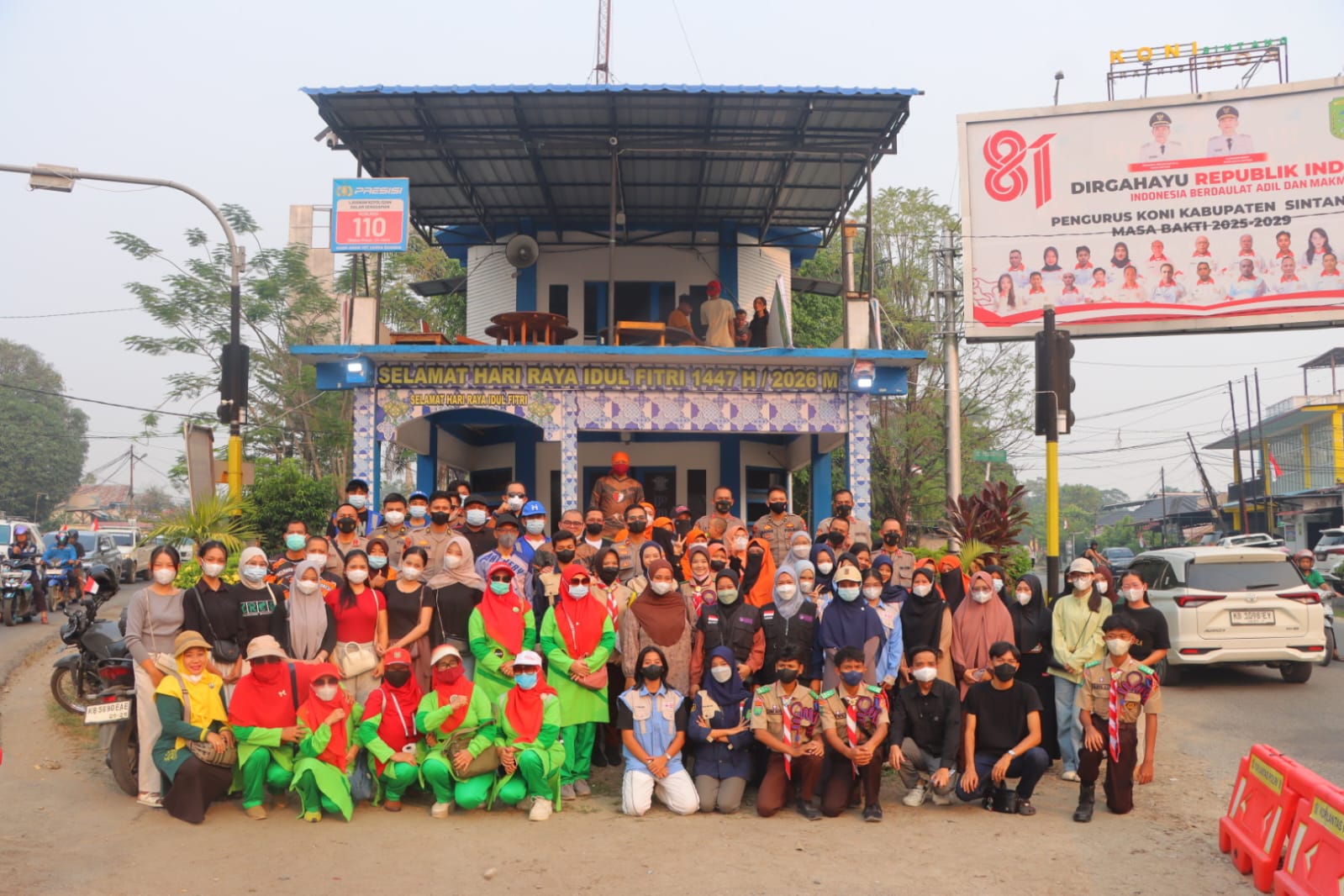 Satgas Edukasi Karhutla STIK Lemdiklat Polri Bagikan Masker kepada Masyarakat di Sintang