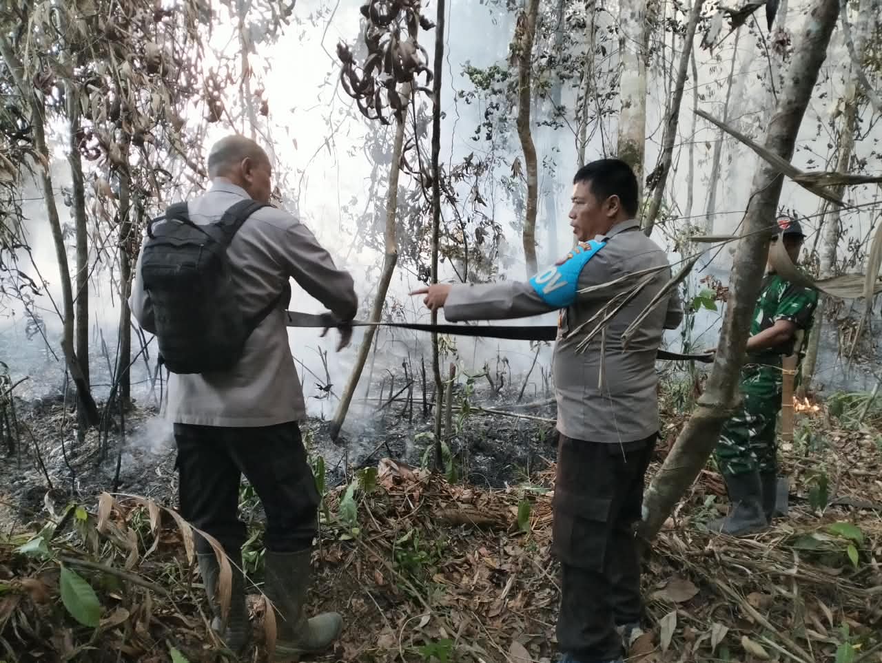 Kapolsek Ketungau Hulu Pimpin Pemadaman Karhutla di Desa Sungai Seria