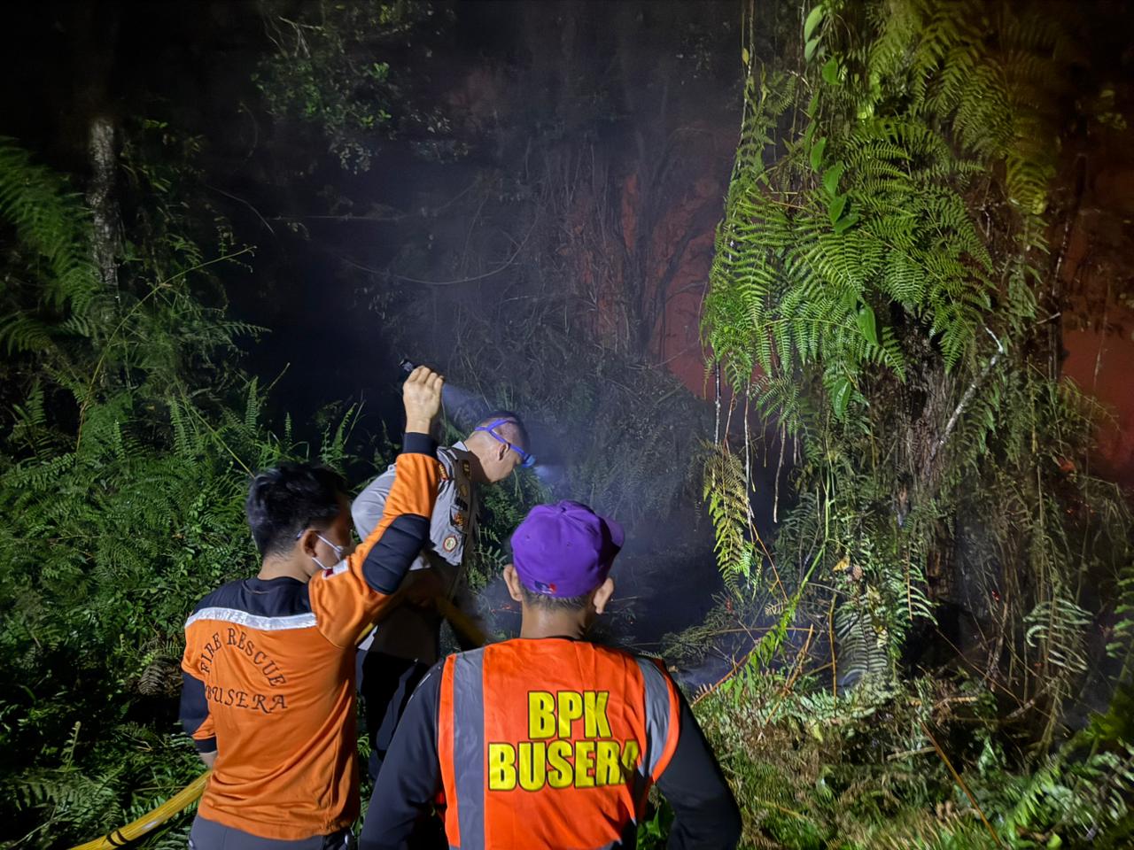 Polsek Sintang Kota Bersama Tim Gabungan Padamkan Karhutla di Dua Lokasi