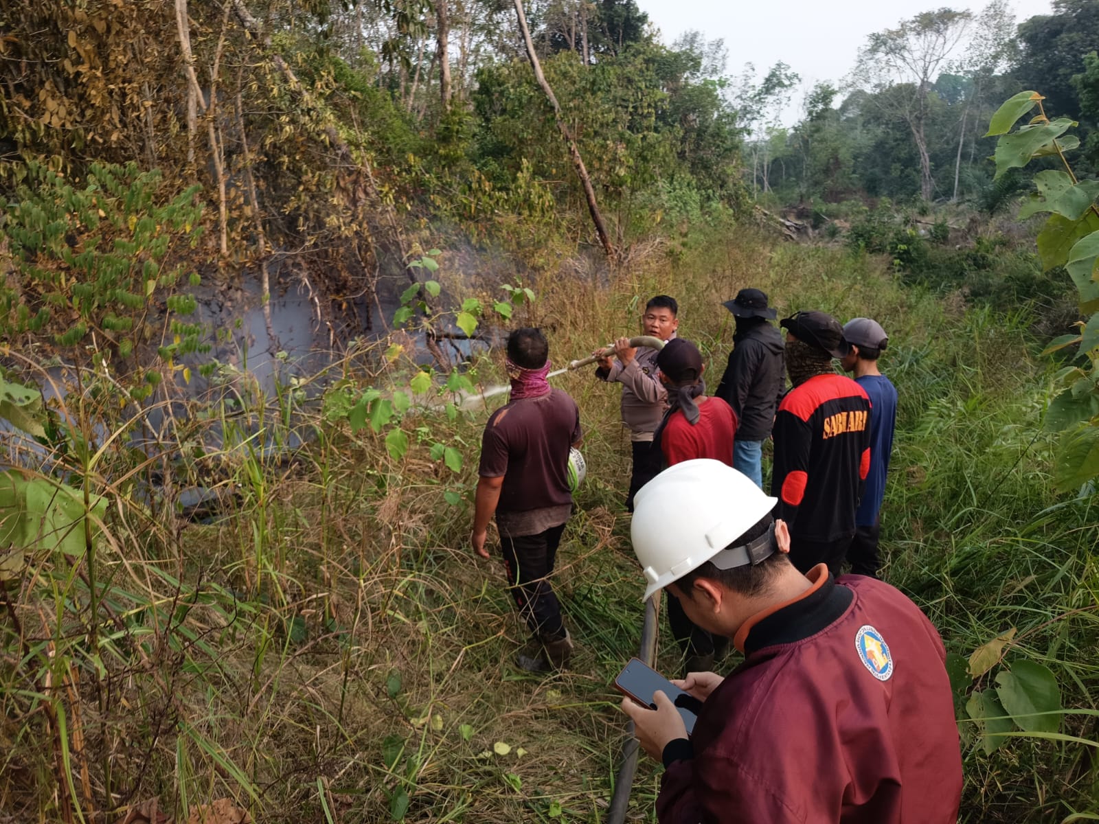 Kapolres Sintang Pimpin Pemadaman Karhutla di Dusun Taok Karya